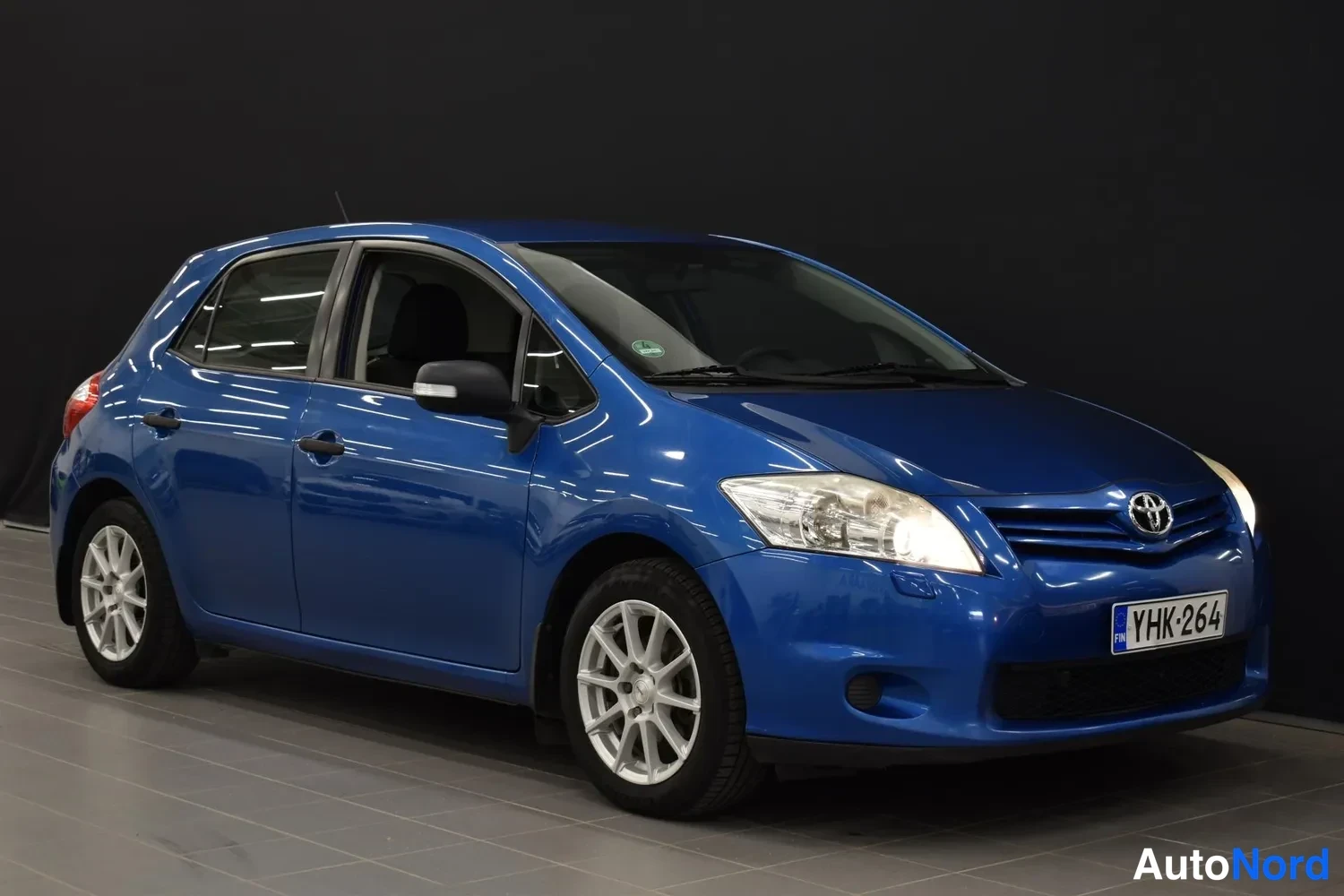 Sininen Toyota Auris 2011, etuviisto, keula oikealle, kuva 3