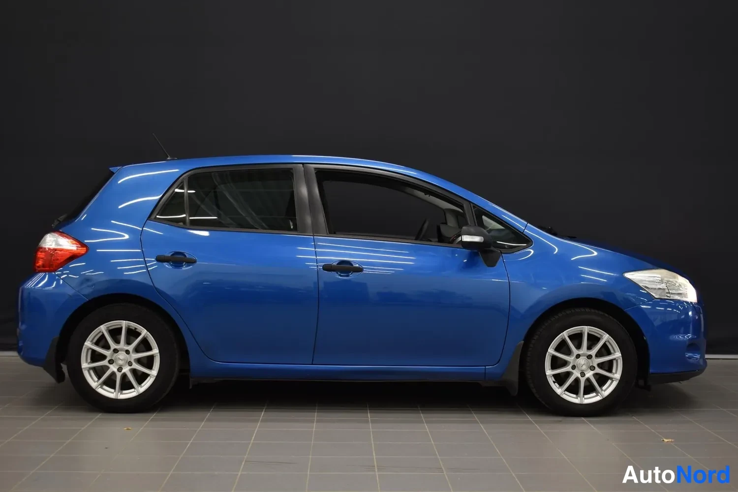 Sininen Toyota Auris 2011, etuviisto, keula oikealle, kuva 4