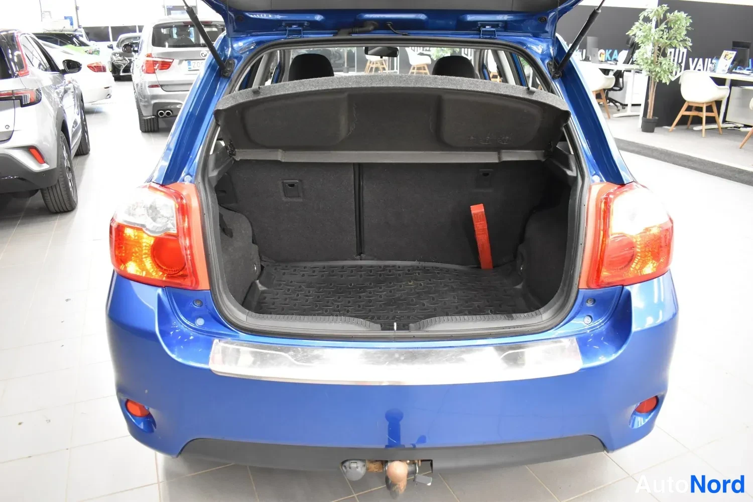 Sininen Toyota Auris 2011, takaa, kuva 7