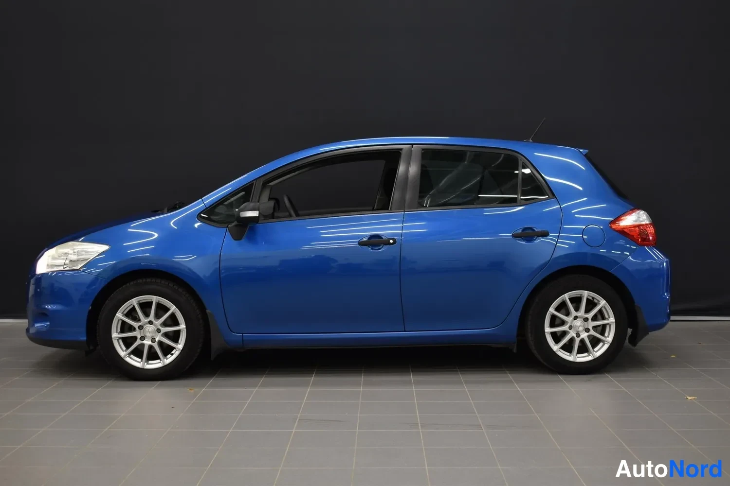Sininen Toyota Auris 2011, etuviisto, keula vasemmalle, kuva 2