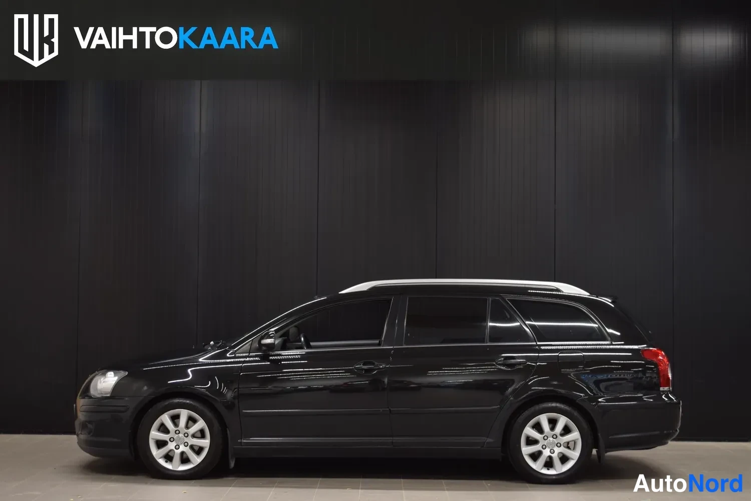 Musta Toyota Avensis 2008, ulkokuva 2 – Raisio