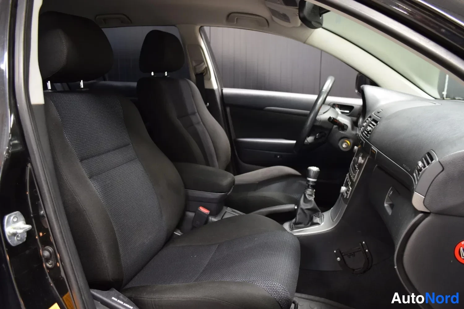 Musta Toyota Avensis 2008, ulkokuva 12 – Raisio