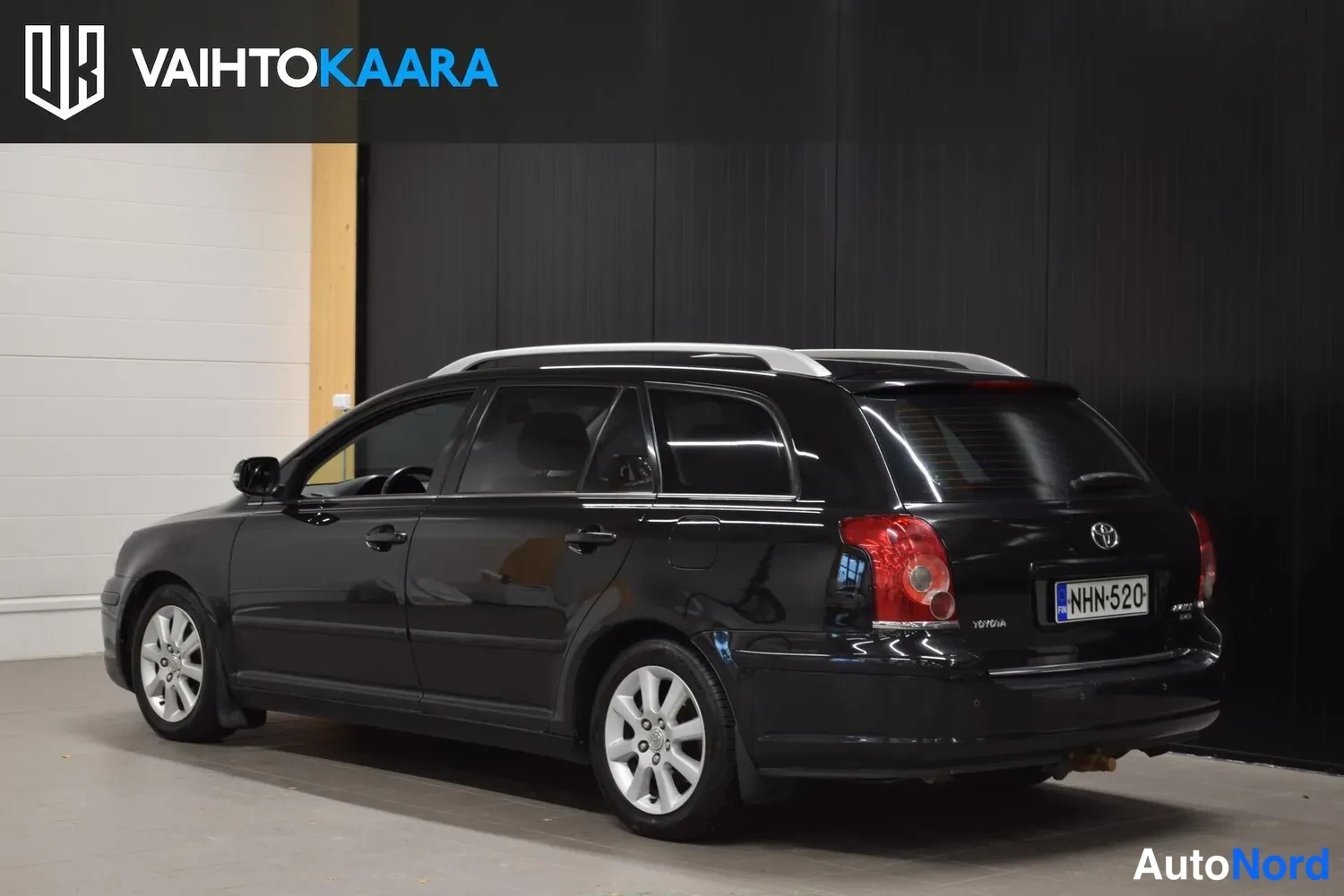 Musta Toyota Avensis 2008, ulkokuva 3 – Raisio