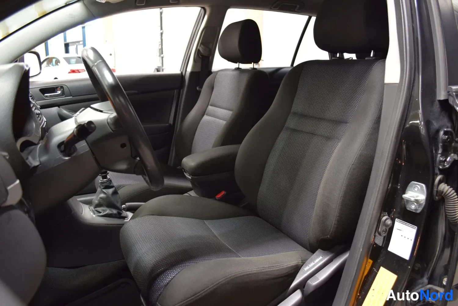 Musta Toyota Avensis 2008, ulkokuva 9 – Raisio
