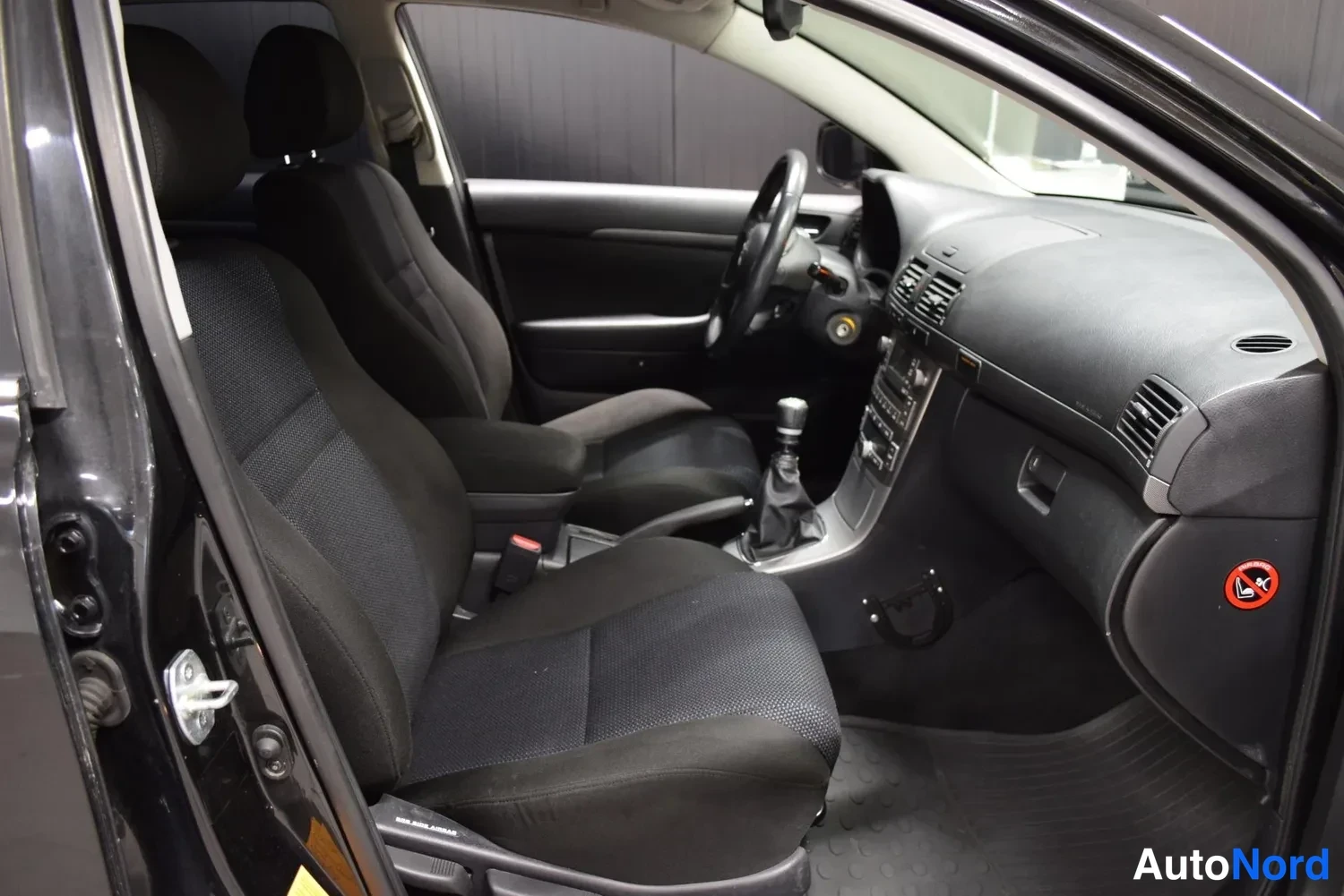 Musta Toyota Avensis 2008, ulkokuva 10 – Raisio