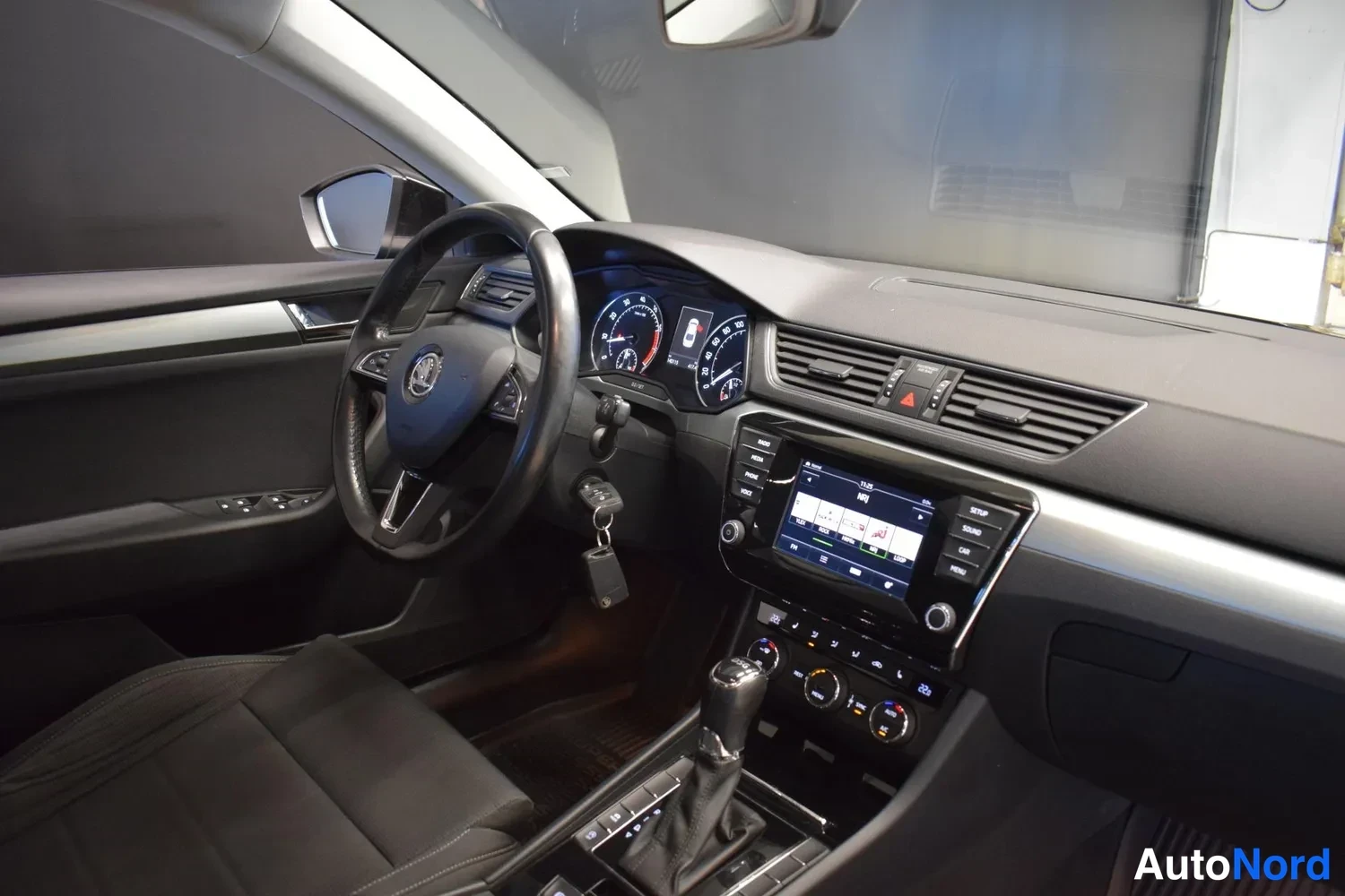 Musta Skoda Superb 2015, ulkokuva 11 – Raisio