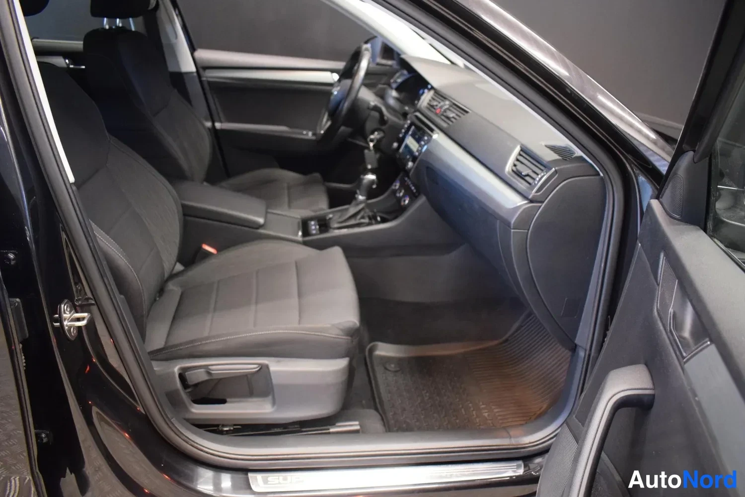 Musta Skoda Superb 2015, ulkokuva 12 – Raisio