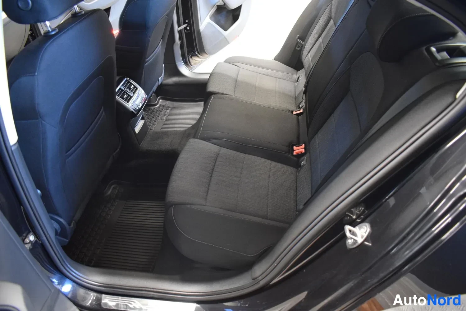 Musta Skoda Superb 2015, ulkokuva 14 – Raisio
