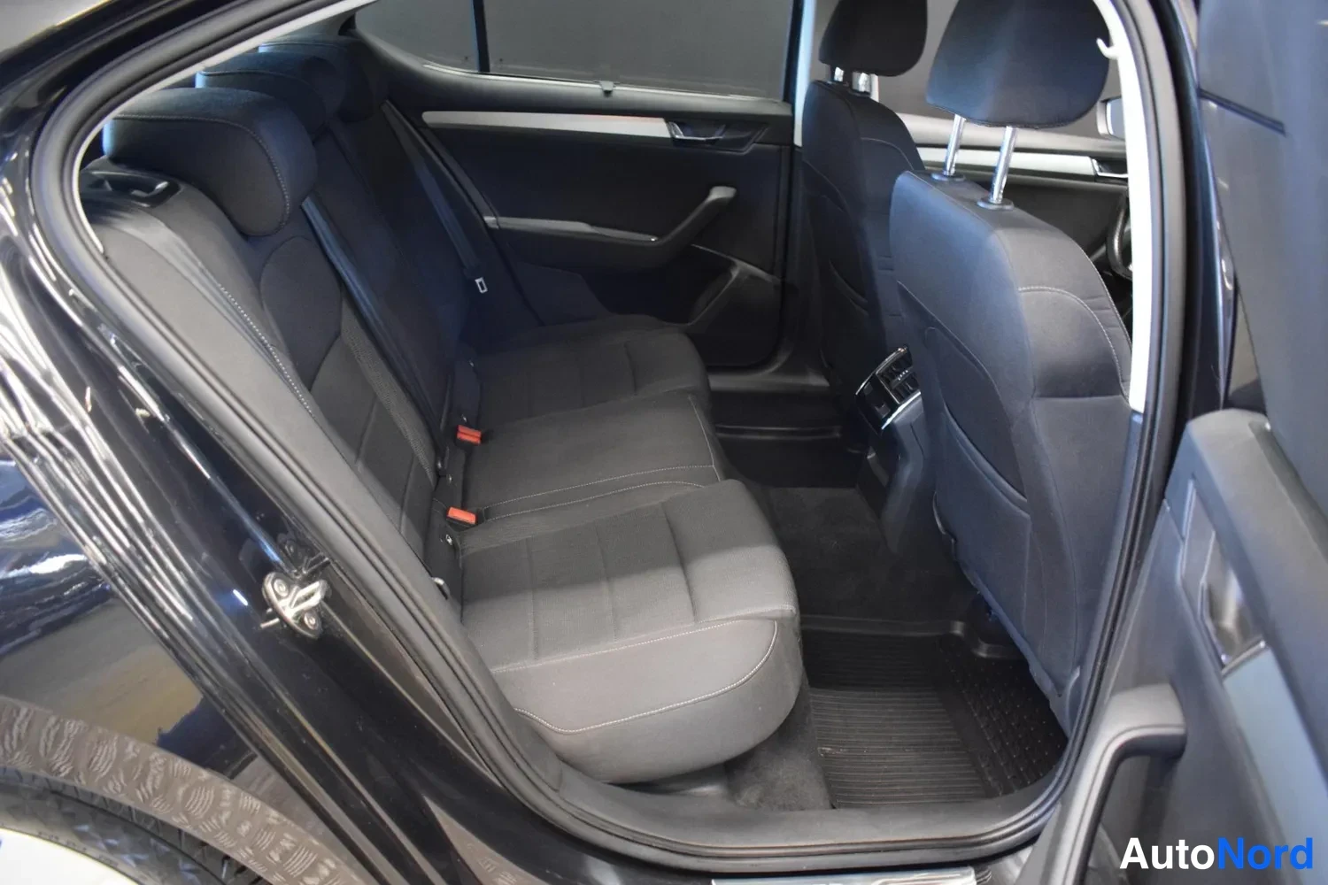 Musta Skoda Superb 2015, ulkokuva 15 – Raisio