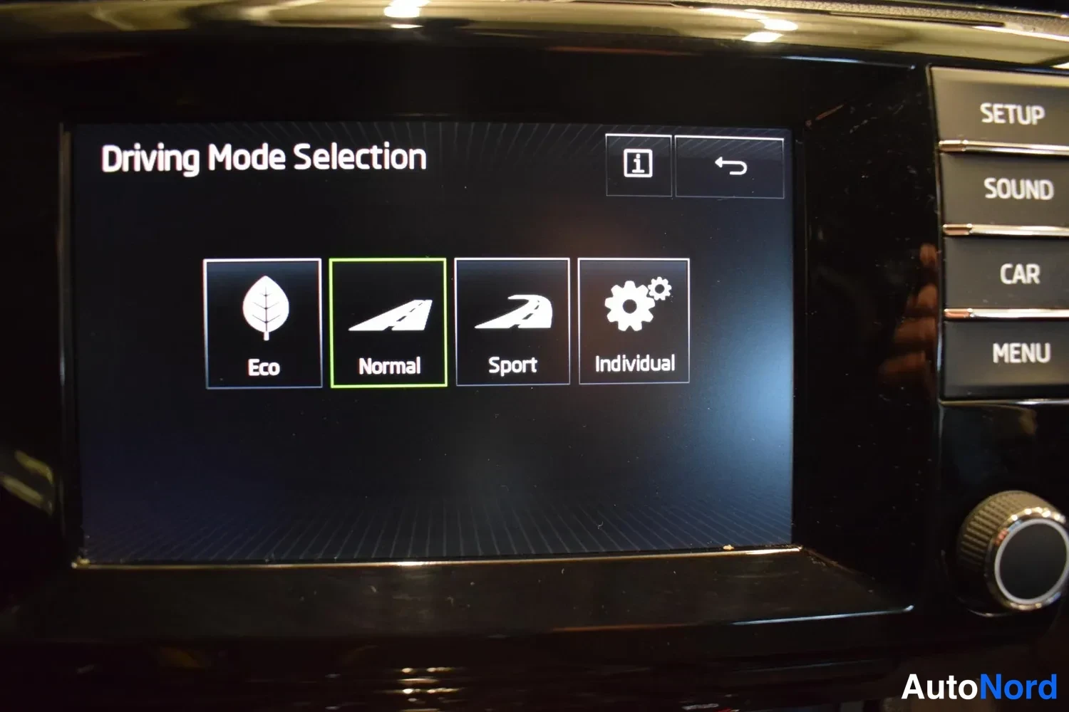 Musta Skoda Superb 2015, ulkokuva 19 – Raisio
