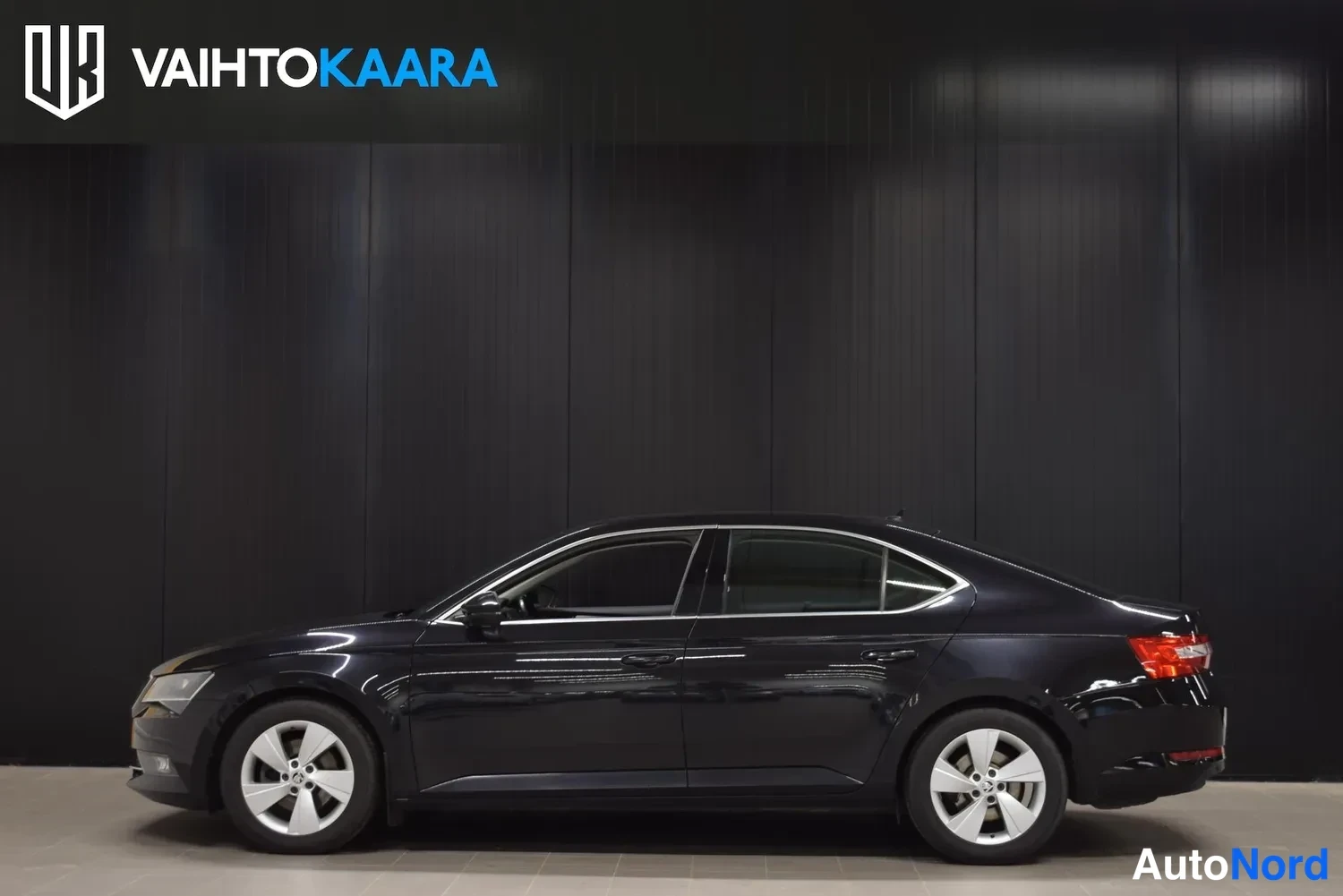 Musta Skoda Superb 2015, ulkokuva 3 – Raisio