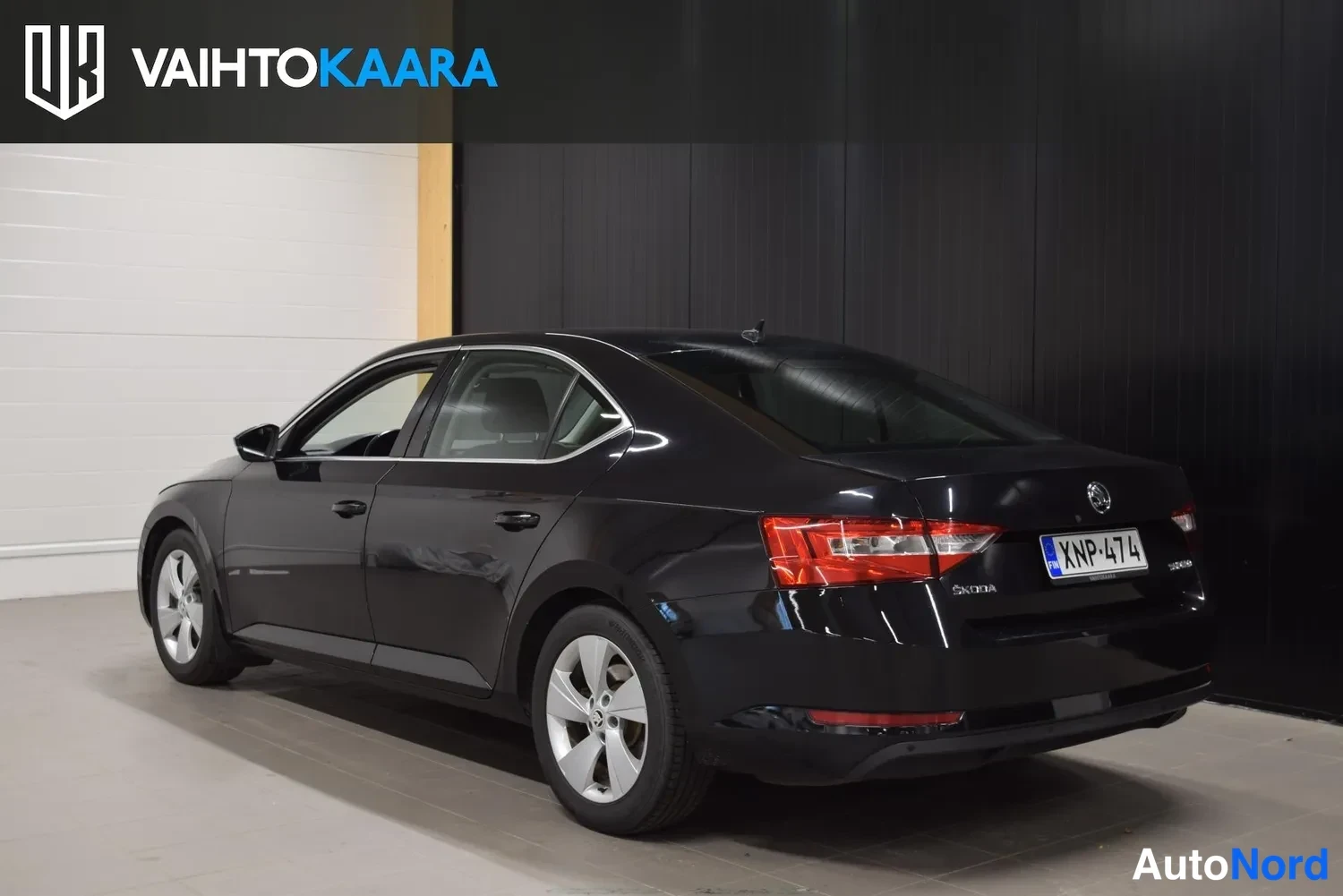 Musta Skoda Superb 2015, ulkokuva 4 – Raisio