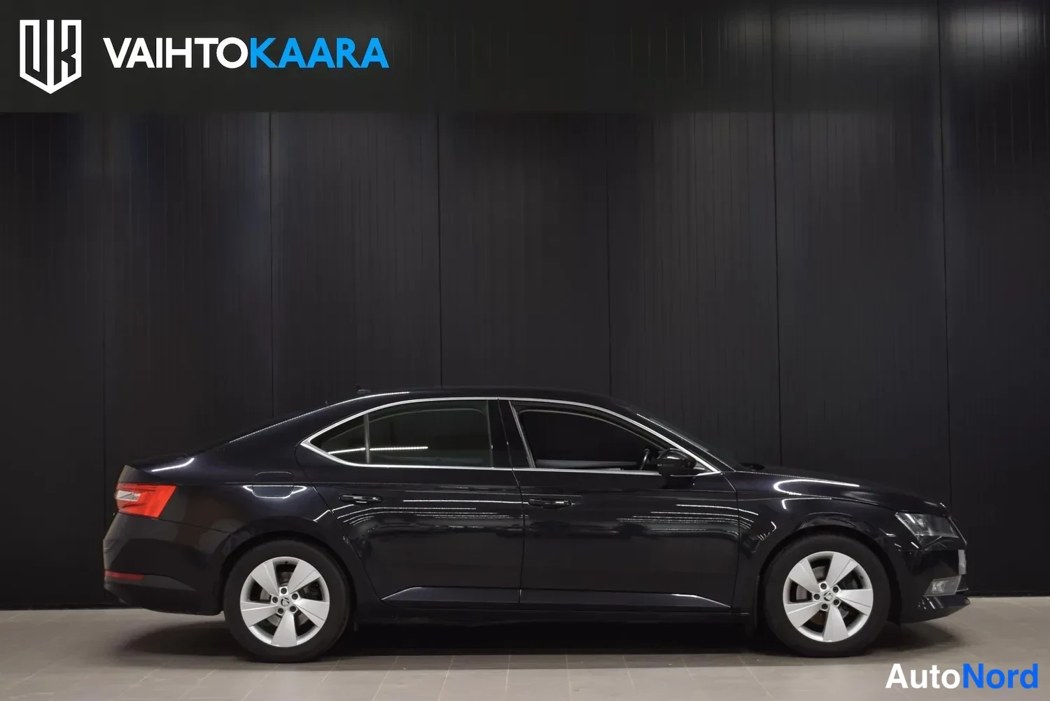 Musta Skoda Superb 2015, ulkokuva 6 – Raisio