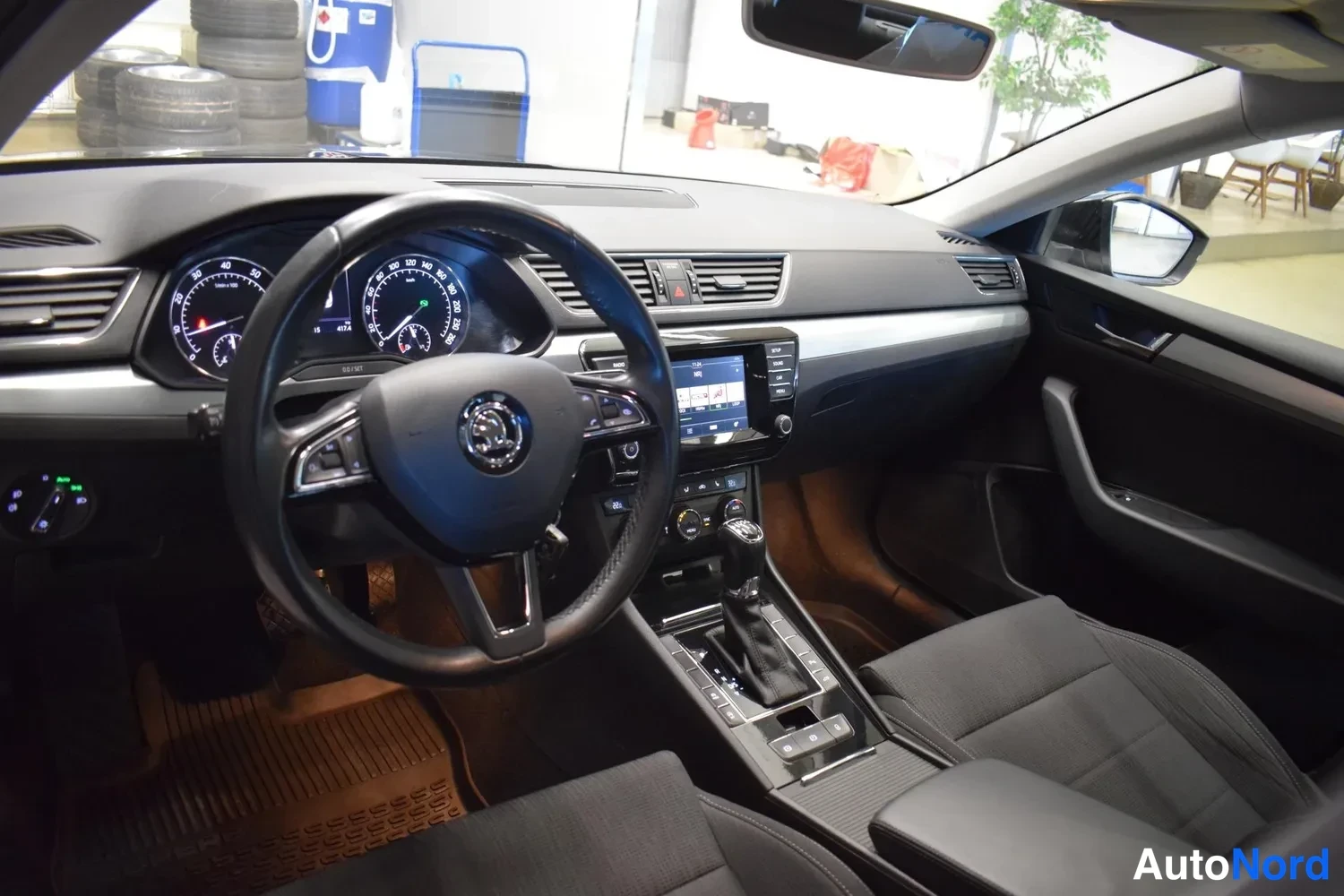 Musta Skoda Superb 2015, ulkokuva 8 – Raisio
