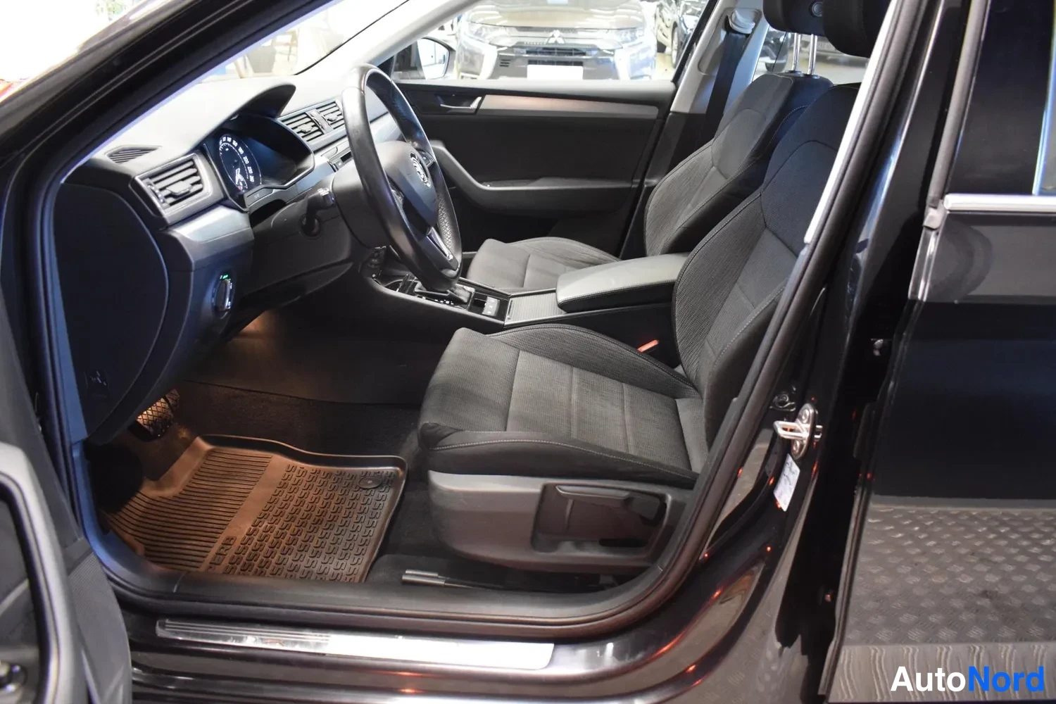Musta Skoda Superb 2015, ulkokuva 9 – Raisio