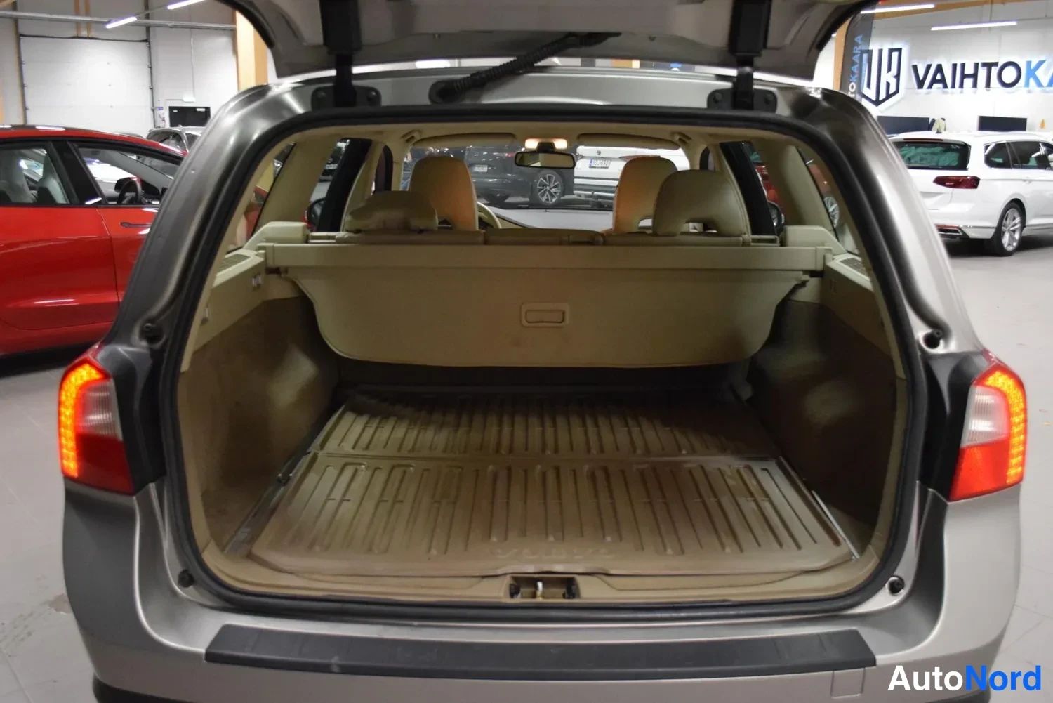 Harmaa Volvo V70 2008, ulkokuva 14 – Raisio
