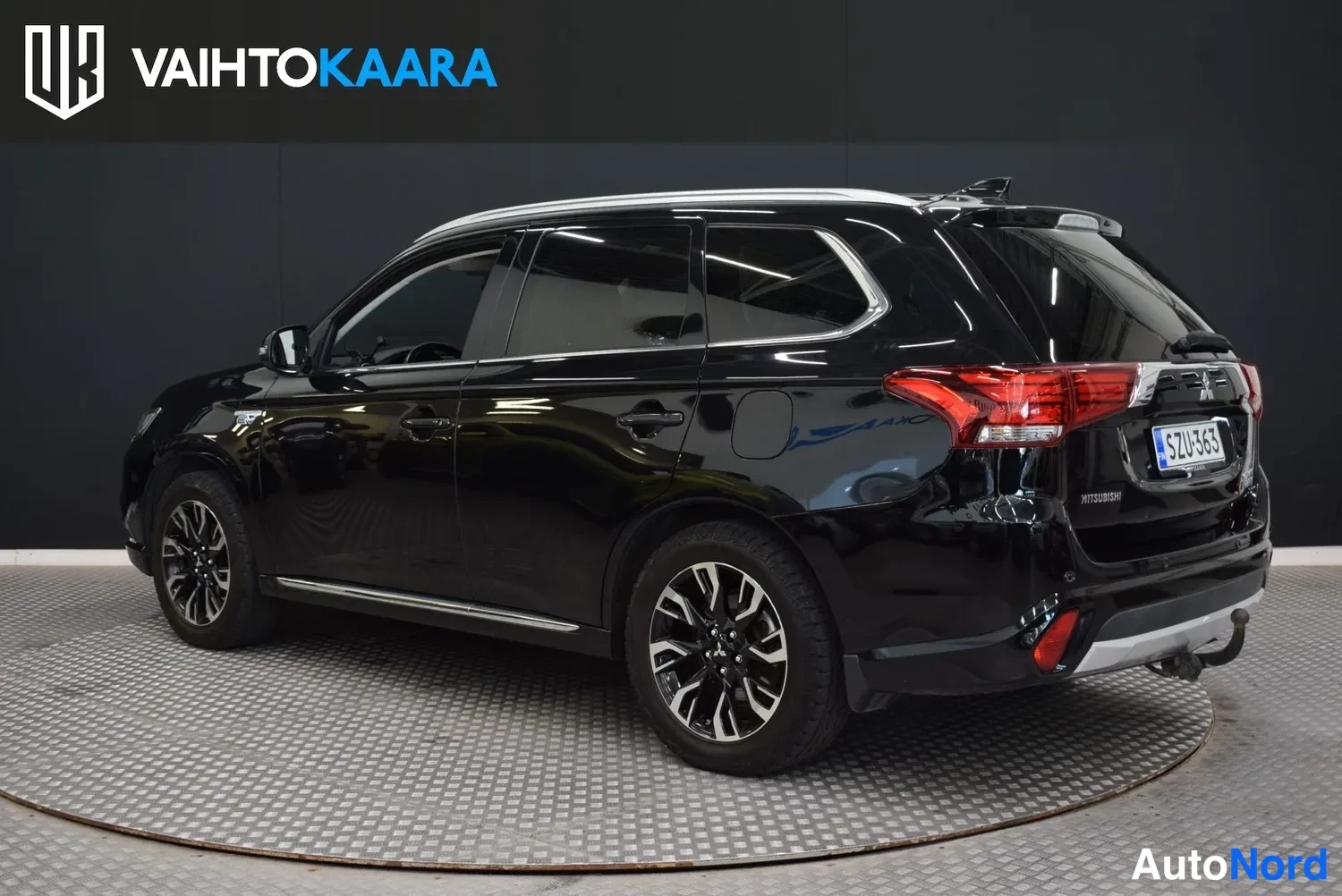 Takaviisto: Mustan Mitsubishi Outlanderin takakulma, perä ja kylki näkyvissä, rekisteritunnus.