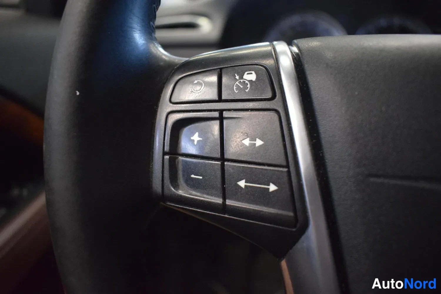 Harmaa Volvo V70 2012, ulkokuva 5 – Raisio
