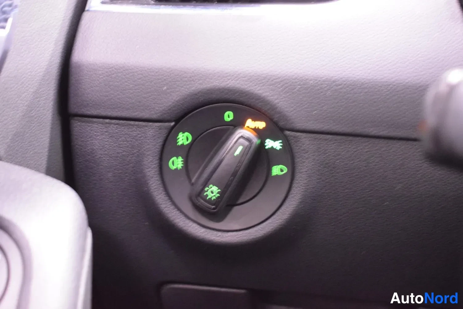 Muu: Valotkytkin kojelautaan, jossa Auto-asento syttyvänä ja merkit sumuvaloille ja dashboard-valoille.