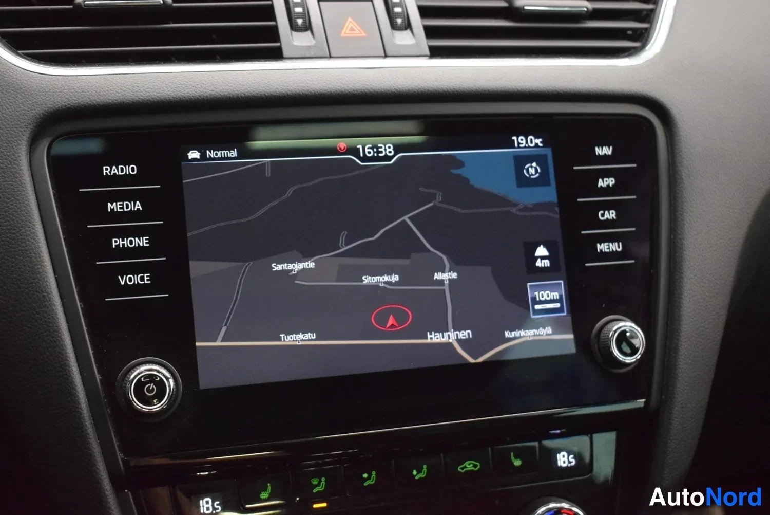 Muu: Videon center-puolen kosketusnäyttö navigointimapalla (Sartojantie, Sitomokuja), sivuvalikot RADIO, MEDIA, PHONE, VOICE, NAV, APP, CAR, MENU, kellonaika 16:38,