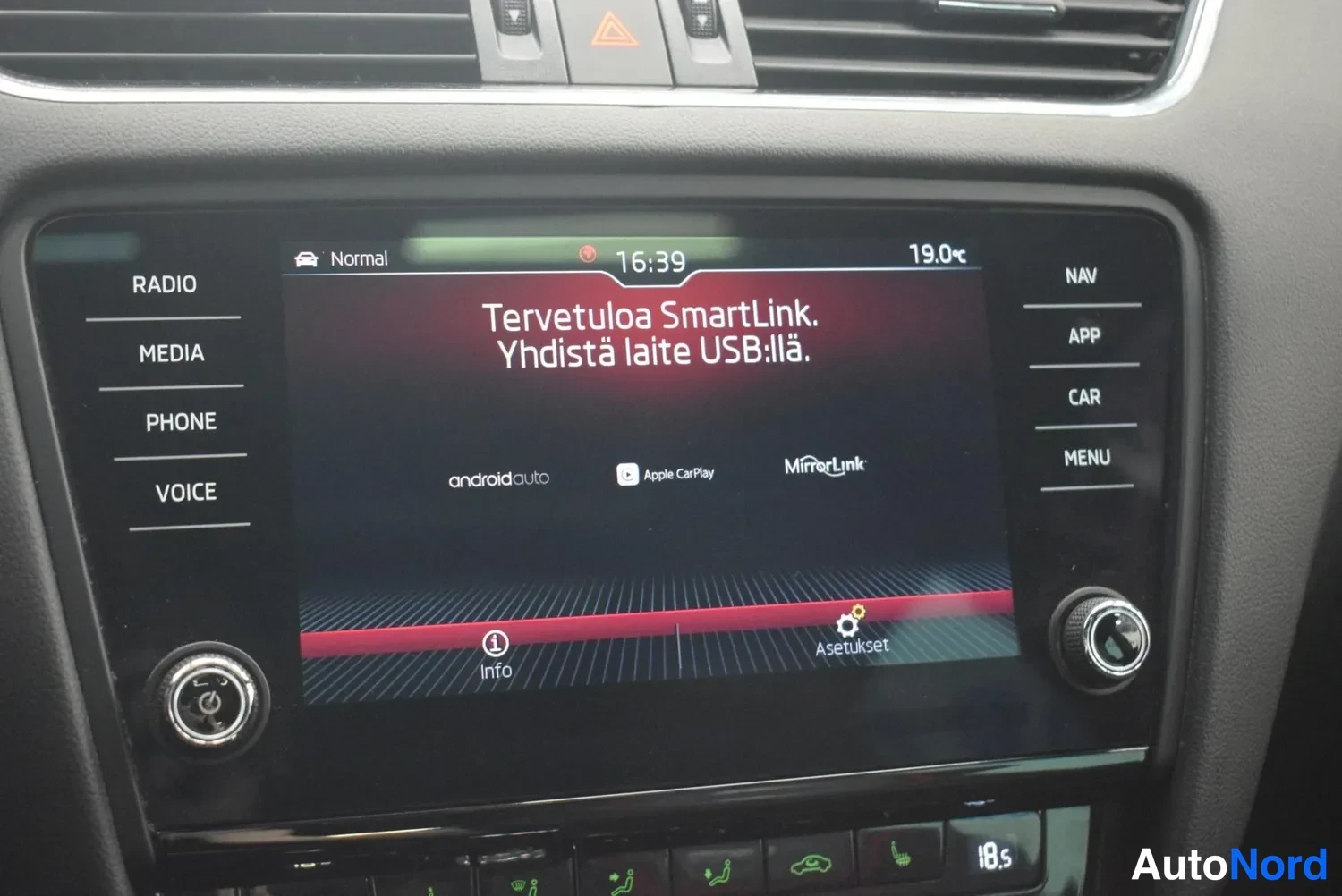 Muu: Infotainment-näyttö SmartLink-tervetuloruudulla: 'Tervetuloa SmartLink. Yhdistä laite USB:llä.' sekä Android Auto-, Apple CarPlay- ja MirrorLink-logot. Näytön y