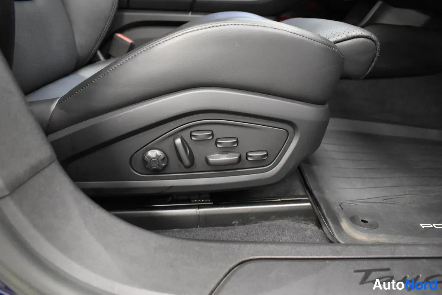 Sininen Porsche Taycan 4 2023, ulkokuva 12 – Raisio