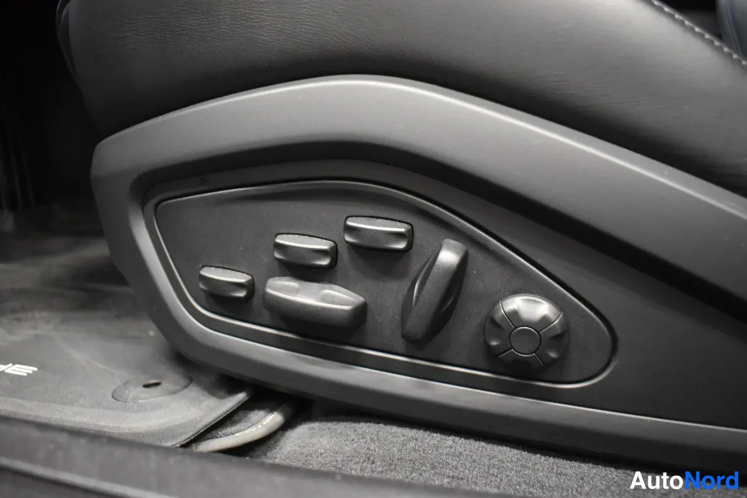 Sininen Porsche Taycan 4 2023, ulkokuva 8 – Raisio