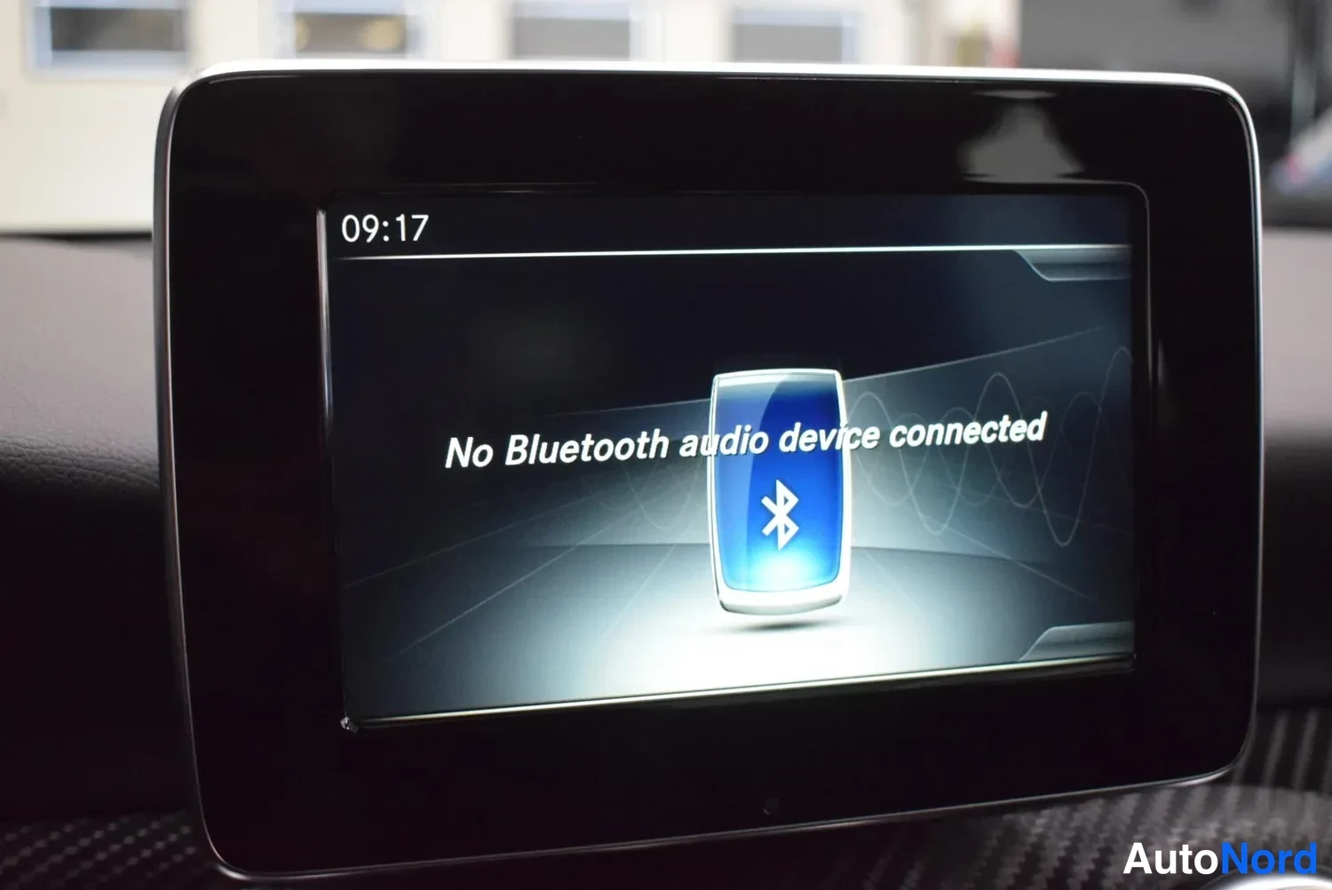 Yksityiskohta: Kojelaudan näyttö, jossa teksti 'No Bluetooth audio device connected' ja kello 09:17.
