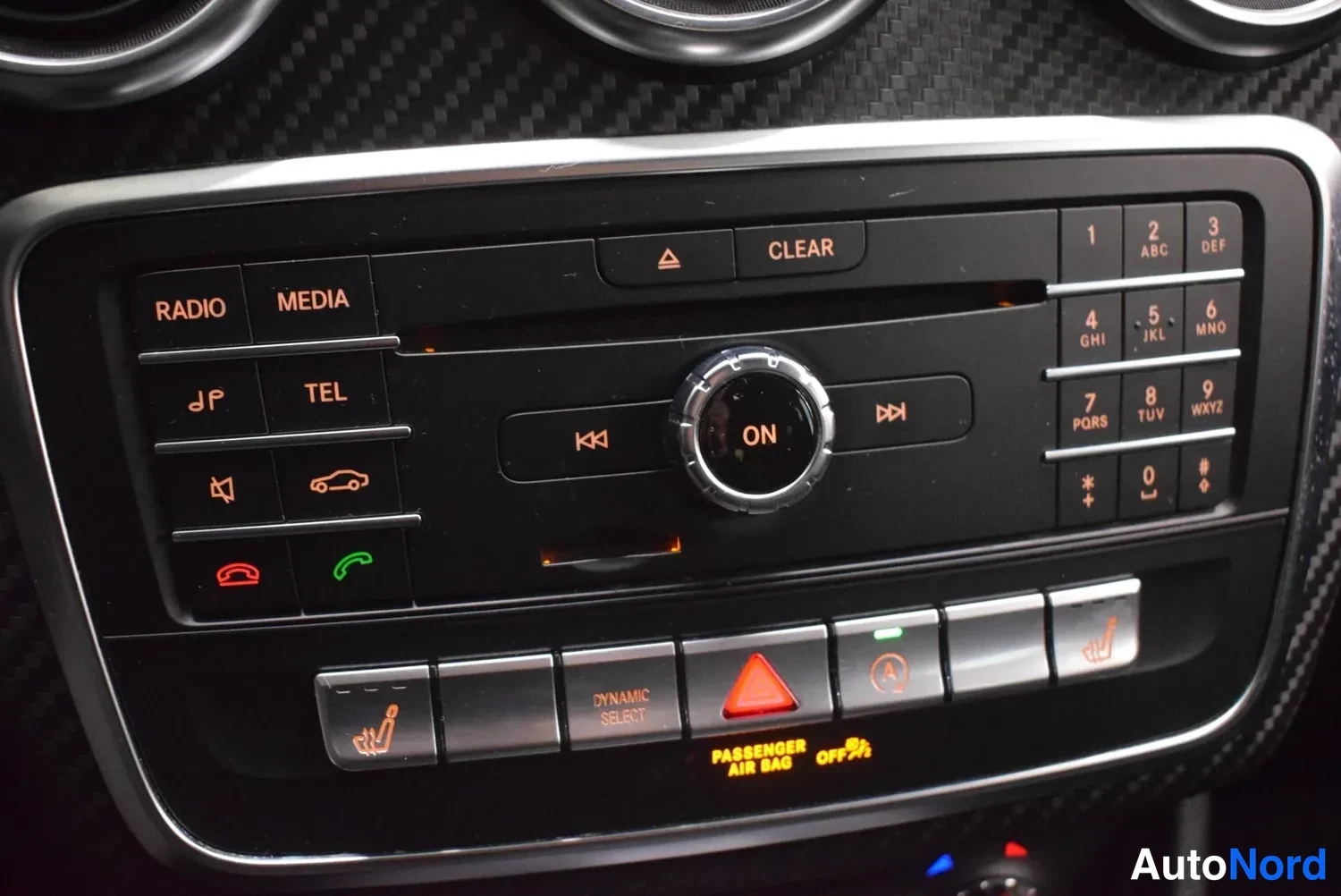 Muu: Mercedes-Benzin keskikonsolin radio- ja mediapainikkeet, numeronäppäimistö sekä istuttimiin viittaavat istuinlämmityspainikkeet.