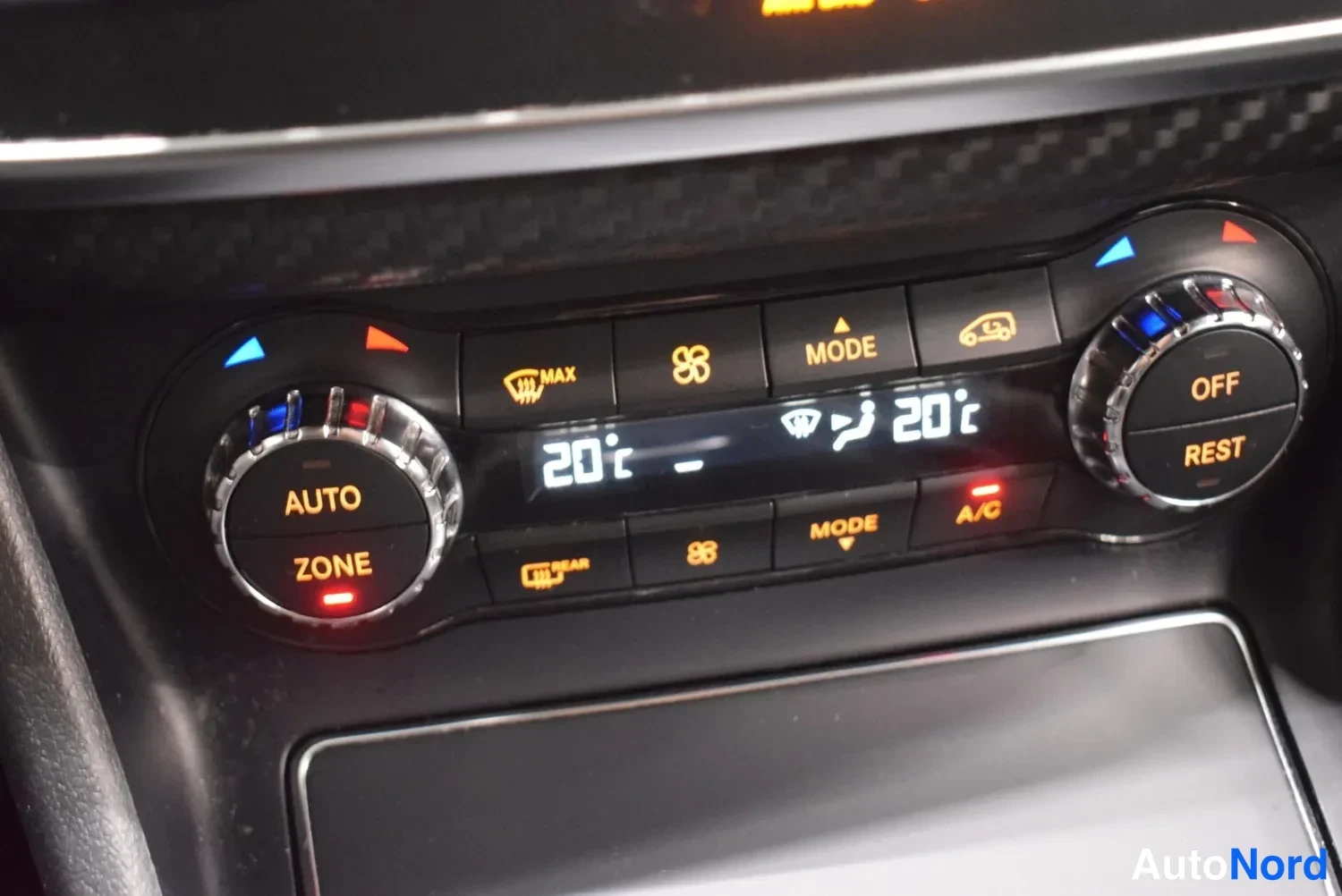 Muu: Kaksialueinen automaattinen ilmastointipaneeli, jossa 'AUTO ZONE' ja 'OFF REST' -säätimet, näyttö lukema 20°C sekä 'MAX' ja 'A/C' -painikkeet.