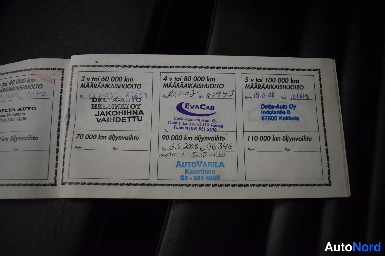 Asiakirja: Huoltokirjanen avattuna sivuille, joissa leimat: 3 v tai 60 000 km (13.10.08, 67654 km, Delta-Auto Helsinki Oy, jakohihna vaihdettu), 4 v tai 80 000 km (2.1.08,