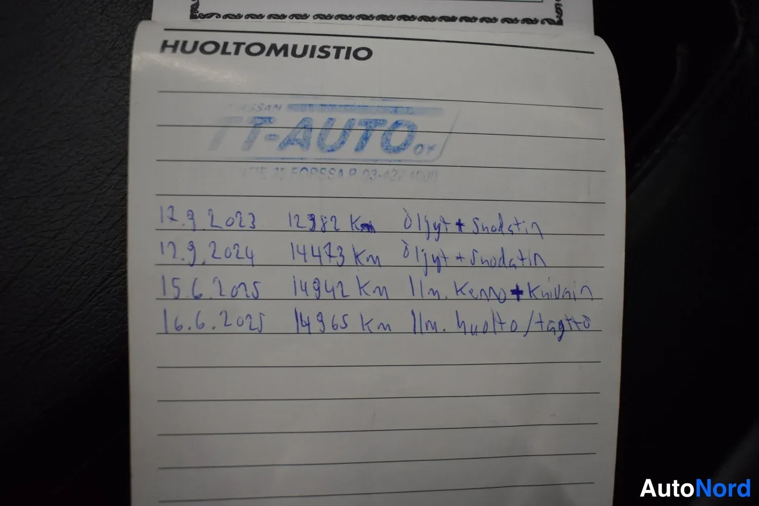 Yksityiskohta: HUOLTOMUISTIO-kortti, jossa TT-AUTO-leima ja käsinkirjoitetut huoltomerkinnät vuosilta 2023–2025.