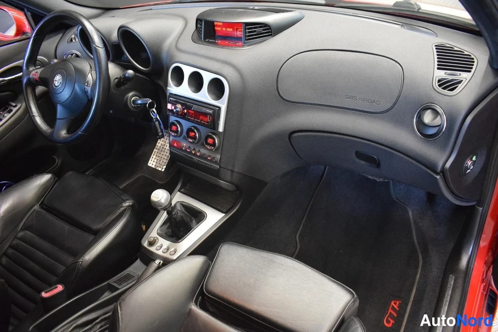 Punainen Alfa Romeo 156 2004, ohjaamo, kuva 13