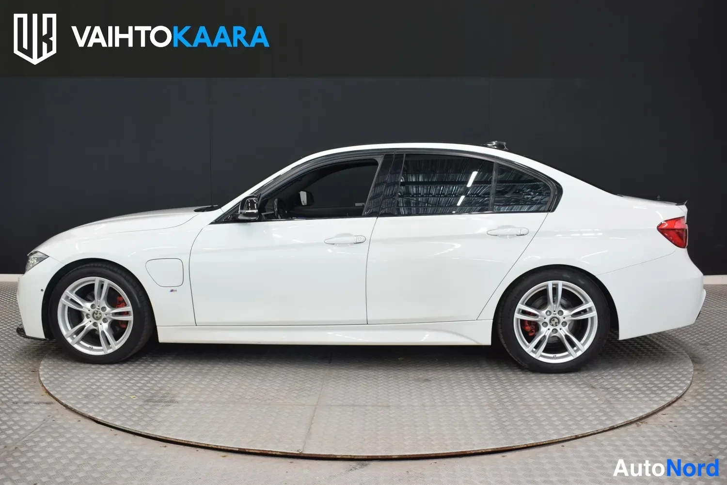 Sivulta: Valkoisen BMW-sedanin sivukuva