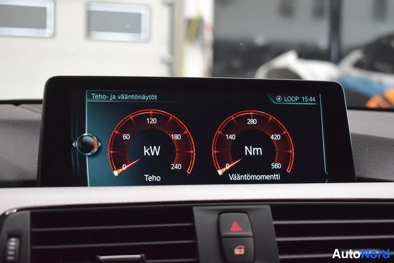 Muu: Infotainment-näytön teho- ja vääntömittarit (kW ja Nm) otsikolla 'Teho- ja vääntönäytöt'.