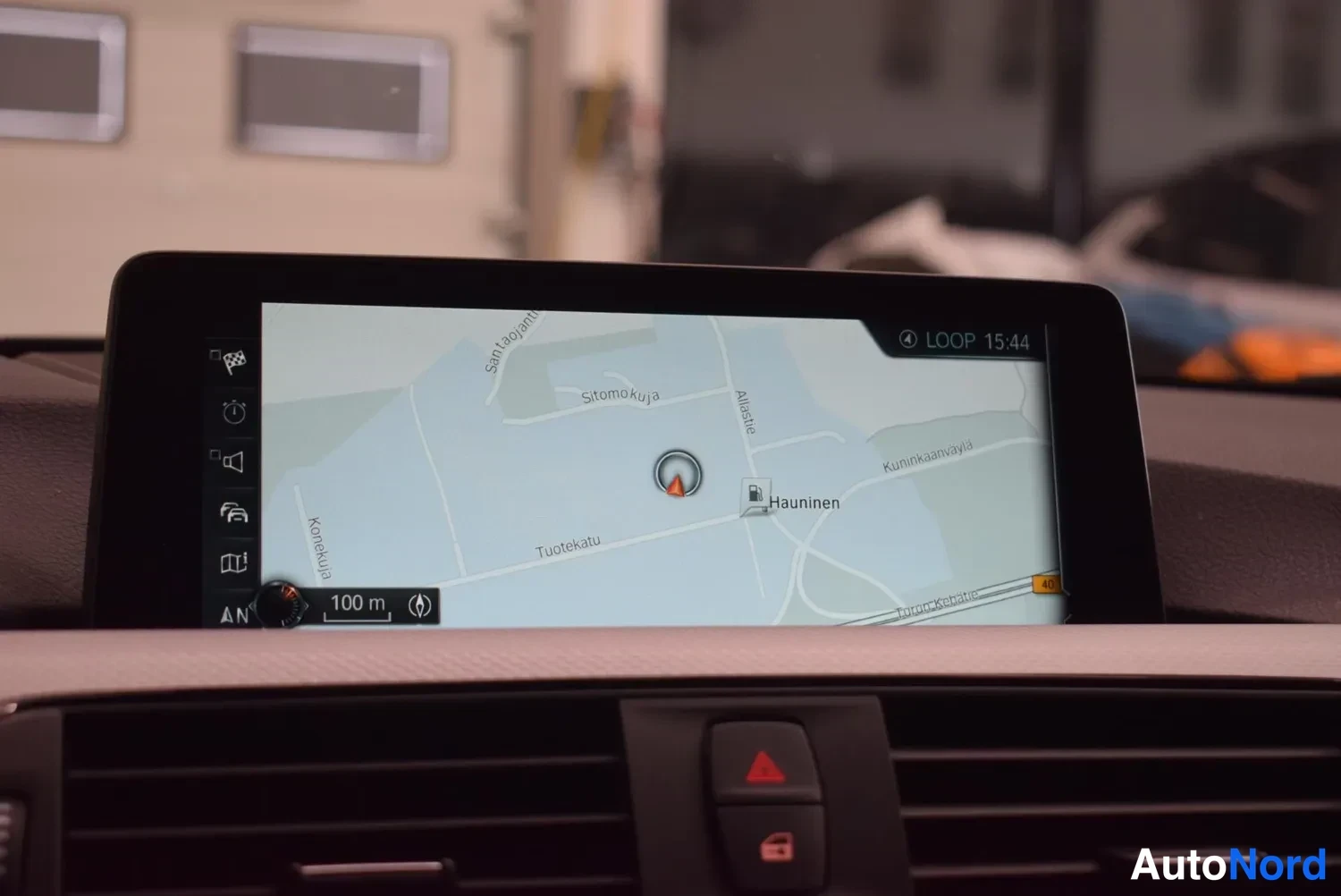 Muu: Infotainment-näytön karttanavigaatio näkyvissä tie- ja paikannimineen, kellonaika 15:44.