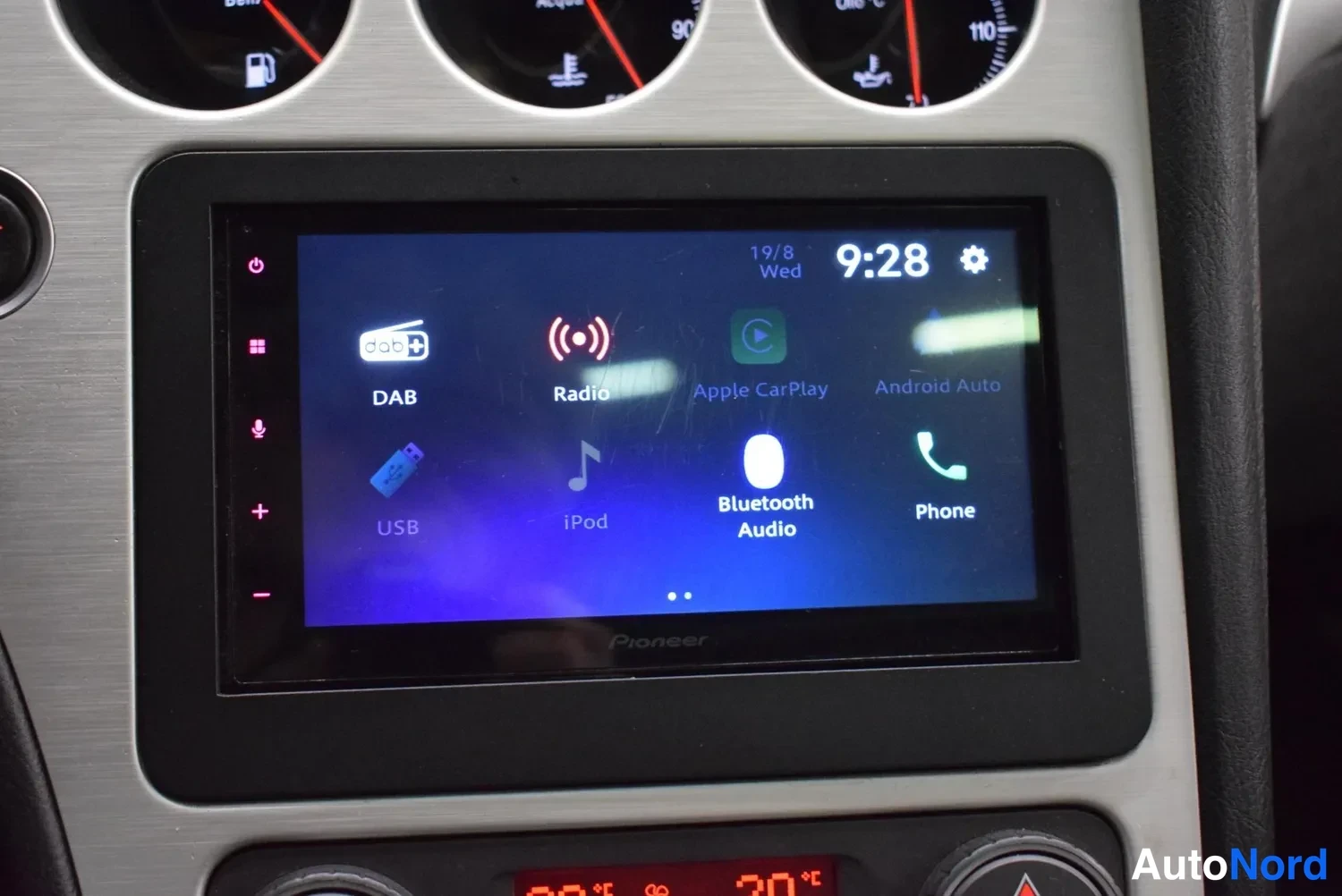 Muu: Keskikonsolissa Pioneer-näytöllä näkyy Apple CarPlay- ja Android Auto-ruudut (DAB, Radio, Apple CarPlay, Android Auto, USB, iPod, Bluetooth Audio, Phone), kello