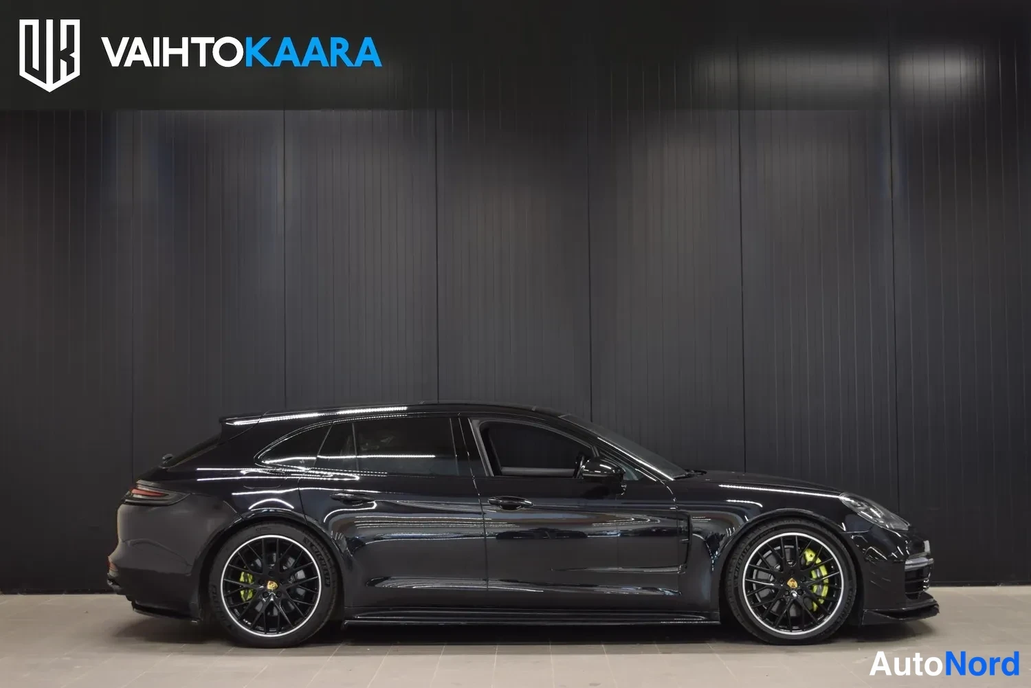 Musta Porsche Panamera 4 E-Hybrid 2018, sivulta, kuva 11