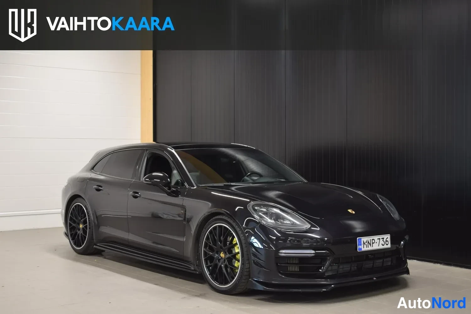 Musta Porsche Panamera 4 E-Hybrid 2018, etuviisto, keula oikealle, kuva 4