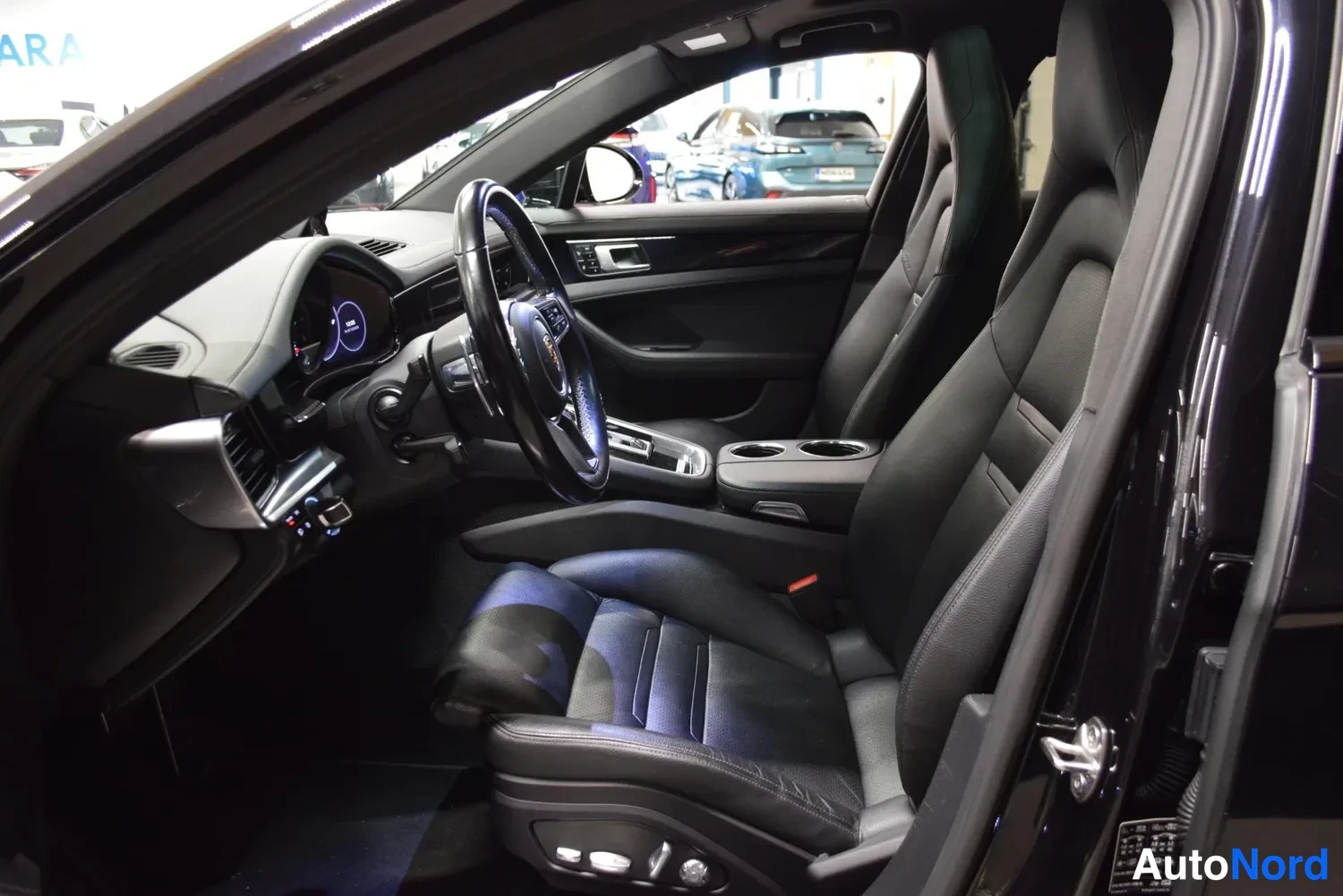 Musta Porsche Panamera 4 E-Hybrid 2018, etuviisto, keula vasemmalle, kuva 2