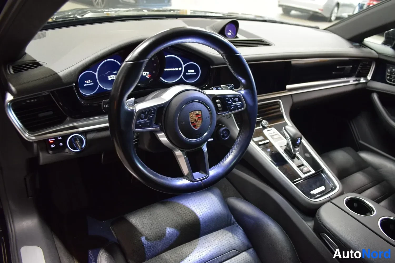 Musta Porsche Panamera 4 E-Hybrid 2018, etuviisto, keula oikealle, kuva 5