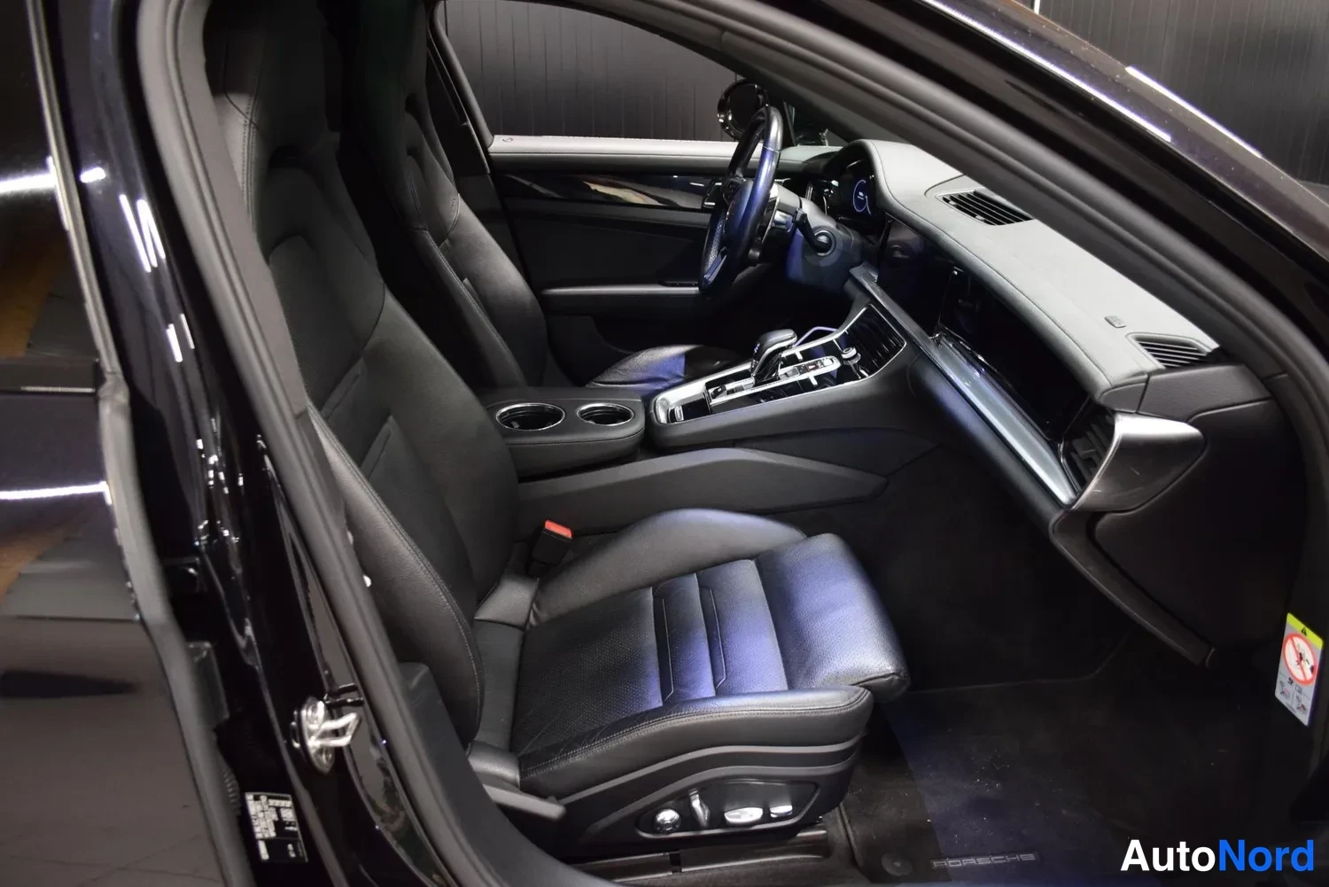 Musta Porsche Panamera 4 E-Hybrid 2018, etuviisto, keula oikealle, kuva 6