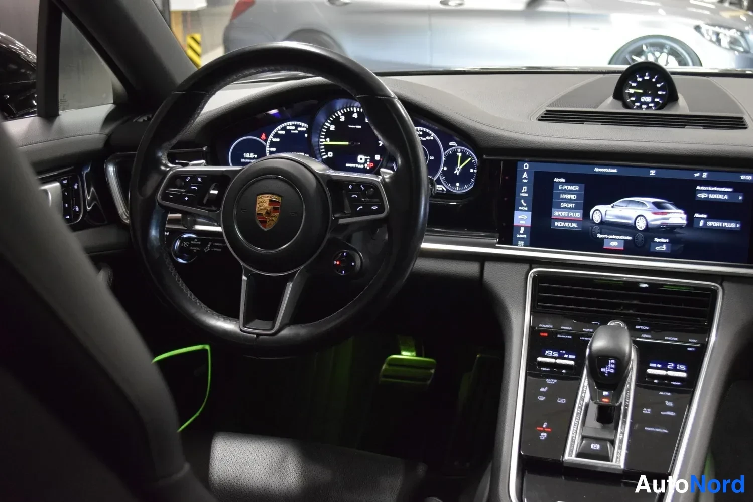 Musta Porsche Panamera 4 E-Hybrid 2018, sivulta, kuva 15