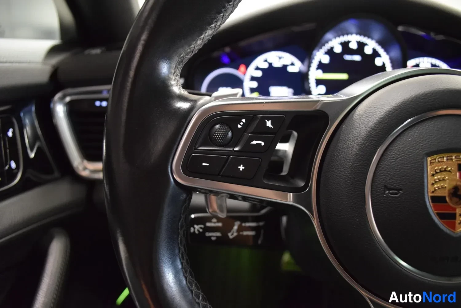 Musta Porsche Panamera 4 E-Hybrid 2018, yksityiskohta, kuva 19