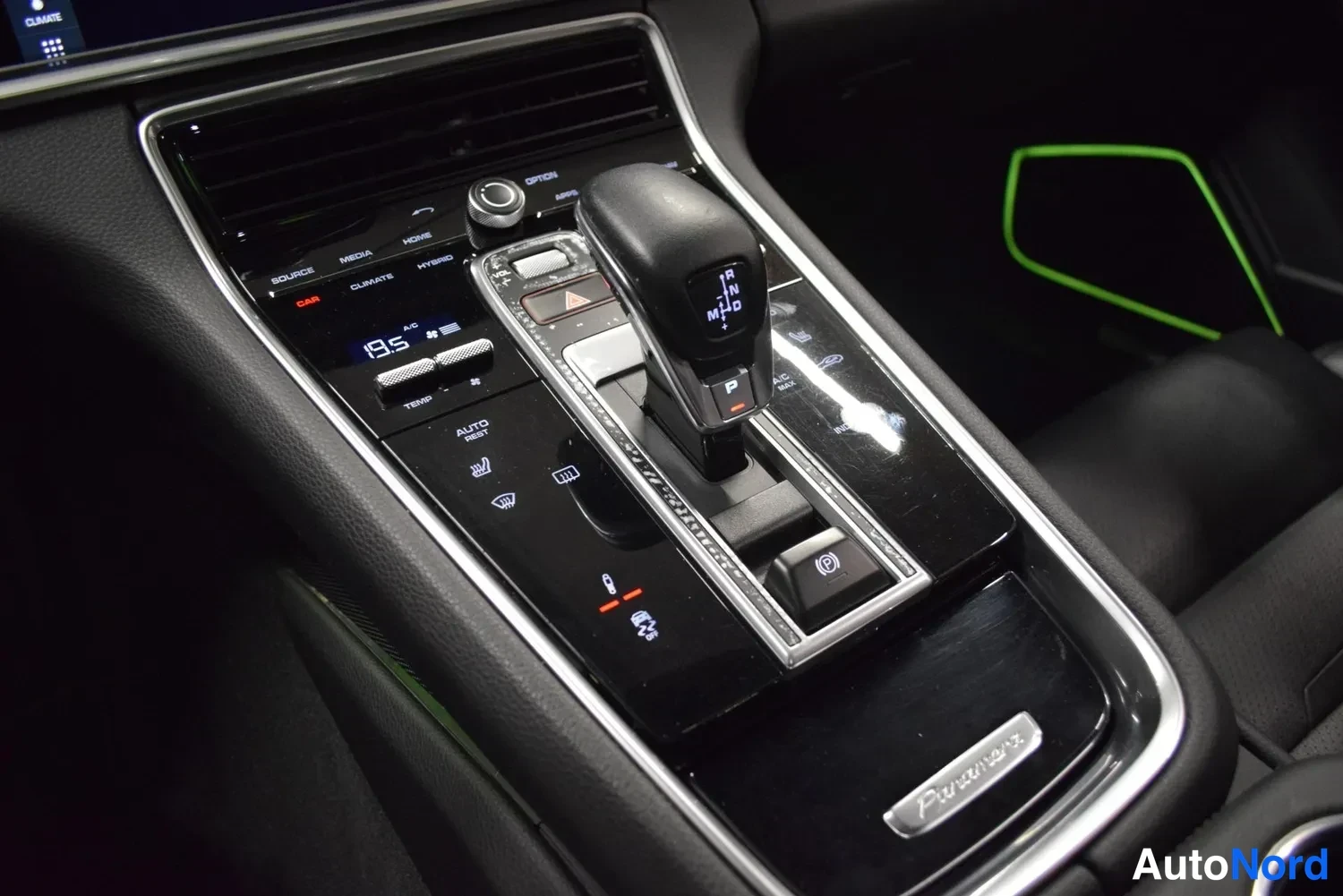 Musta Porsche Panamera 4 E-Hybrid 2018, yksityiskohta, kuva 21