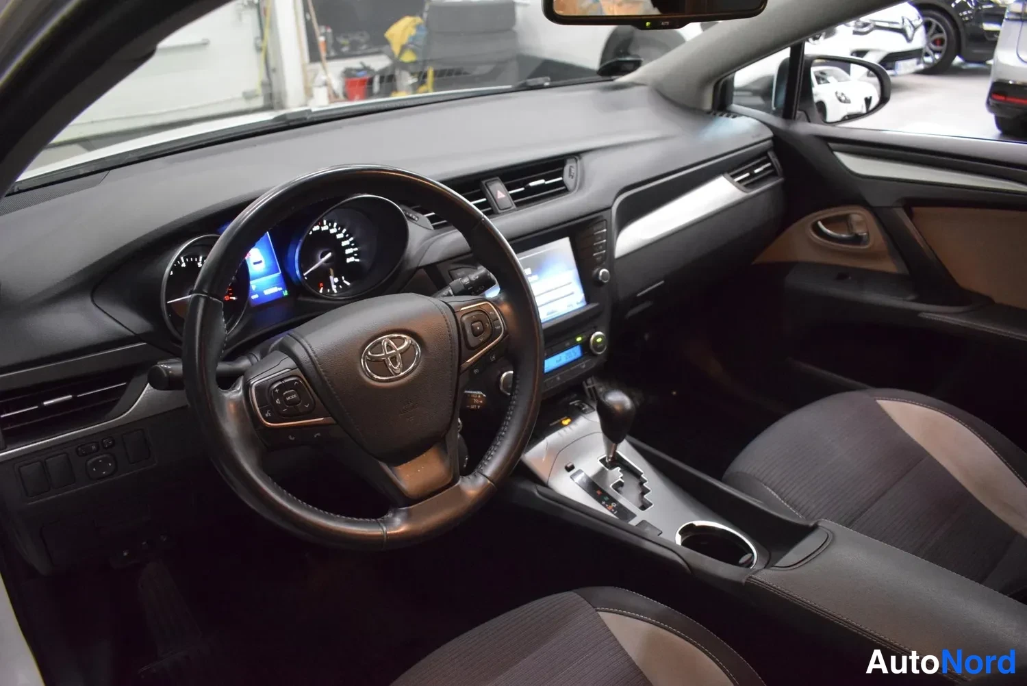 Valkoinen Toyota Avensis 2017, ulkokuva 11 – Raisio