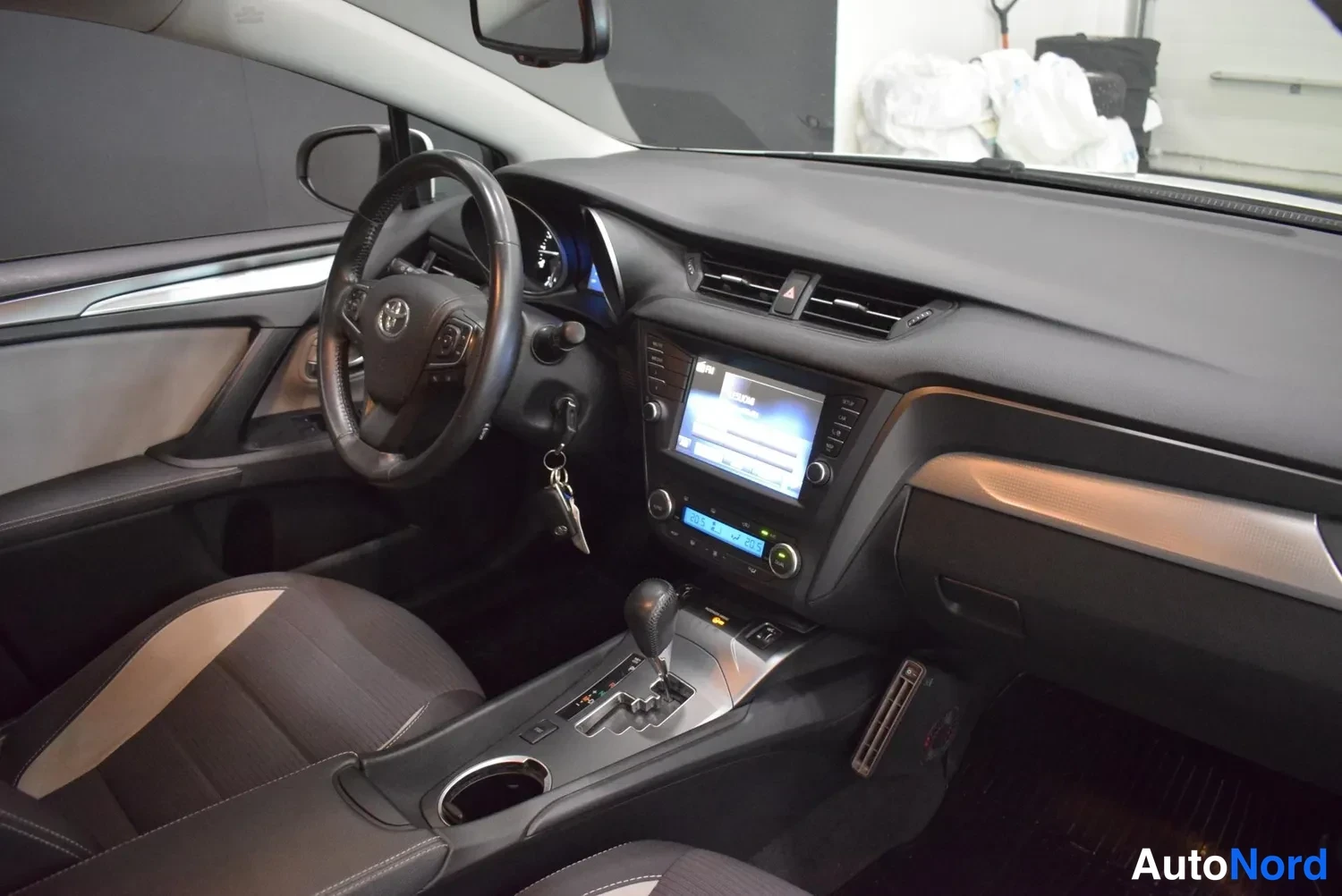 Valkoinen Toyota Avensis 2017, ulkokuva 12 – Raisio