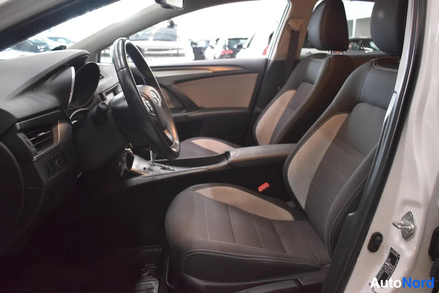 Valkoinen Toyota Avensis 2017, ulkokuva 7 – Raisio
