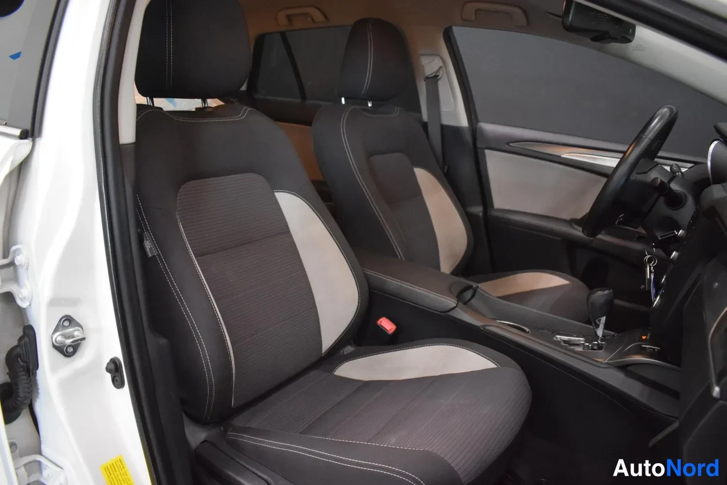 Valkoinen Toyota Avensis 2017, ulkokuva 9 – Raisio