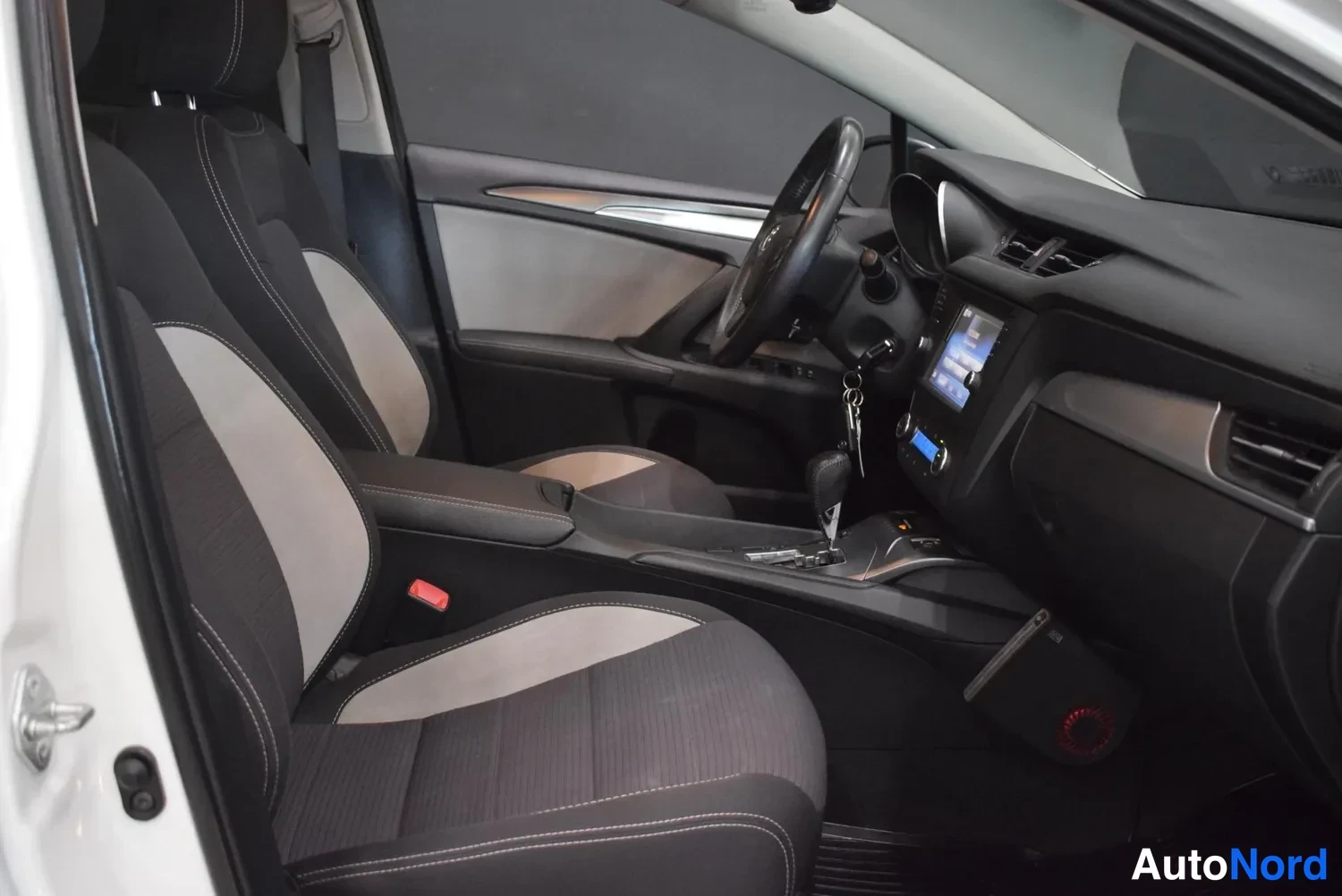 Valkoinen Toyota Avensis 2017, ulkokuva 10 – Raisio